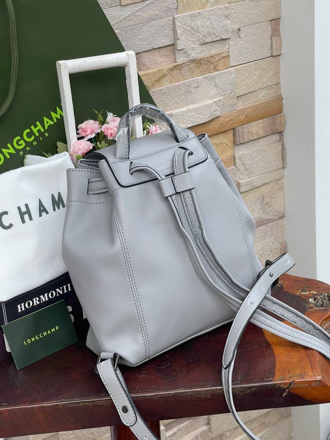 Longchamp Le Pliage Cuir Xs Leather Backpack แบรนด์ติดเทรนด์ตลอดไม่เคยเปลี่ยนกับ ทรง Le Pliage Cuir หนึ่งในตระกูลกระเป๋าสุดไอคอนิกจากแบรนด์ เมื่อรุ่น Le Pliage Cuir ในรูปแบบของหนังแกะ Metis ได้ถือกำเนิดขึ้นในปี 2012 เป้ที่มีการจัดการปรับดีไซน์ให้มีขนาดกำล