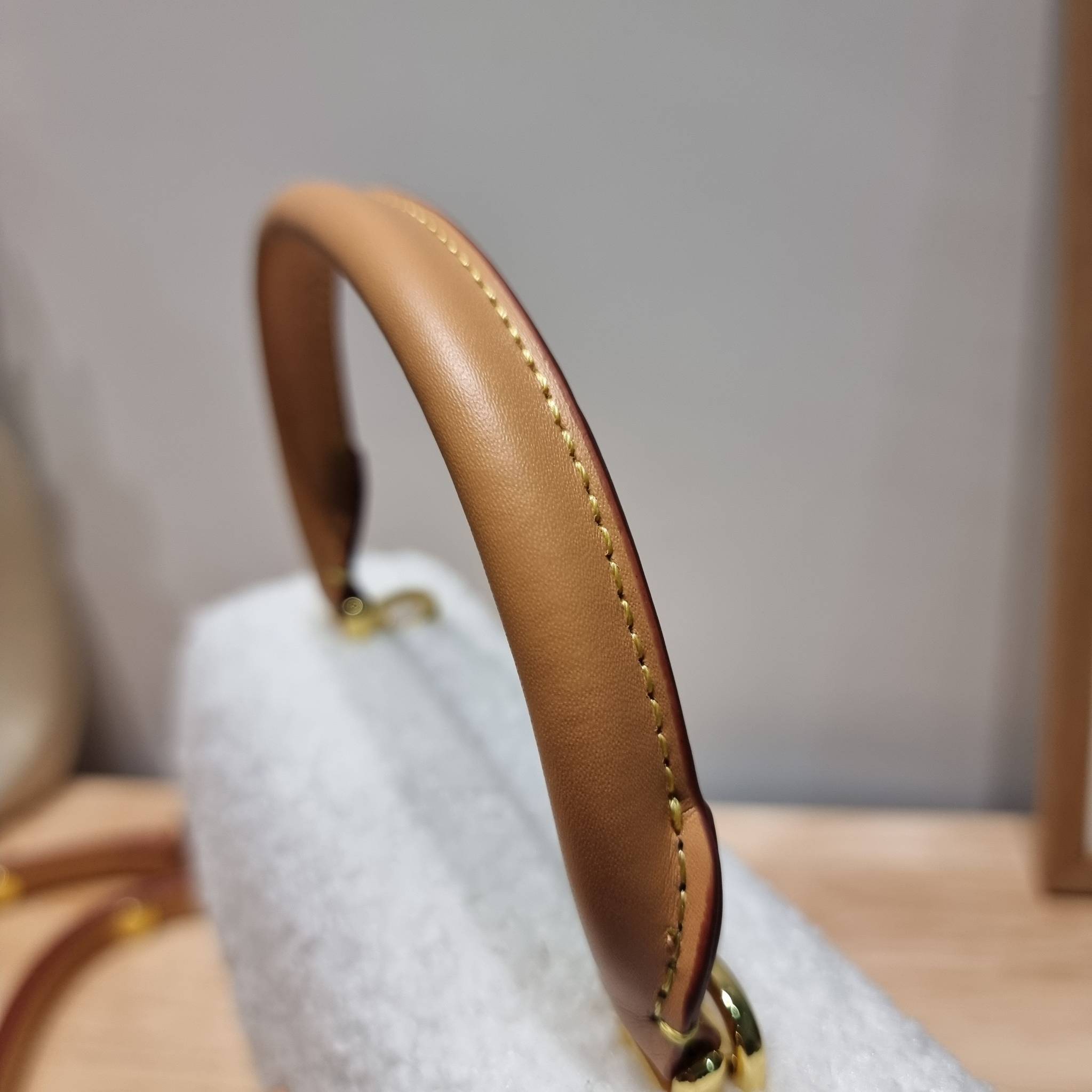 LV EDEN FLEECE bag / LV CROSSBODY HAND BAG กระเป๋าสะพายดีไซน์ใหม่ แรร์ไอเท็มที่สาวๆต้องมี! ดีไซน์ตกแต่งขนฟูนุ่ม วัสดุหนังแคนวาส เปิด-ปิดกระเป๋าด้วยอะไหล่กดล็อค ภายในเป็นช่องโล่ง มีช่องซิปแยก มีหูจับในตัวและสายครอสบอดี้มาให้ ใช้งานง่าย เหมาะกับทุกสไตล์การแ