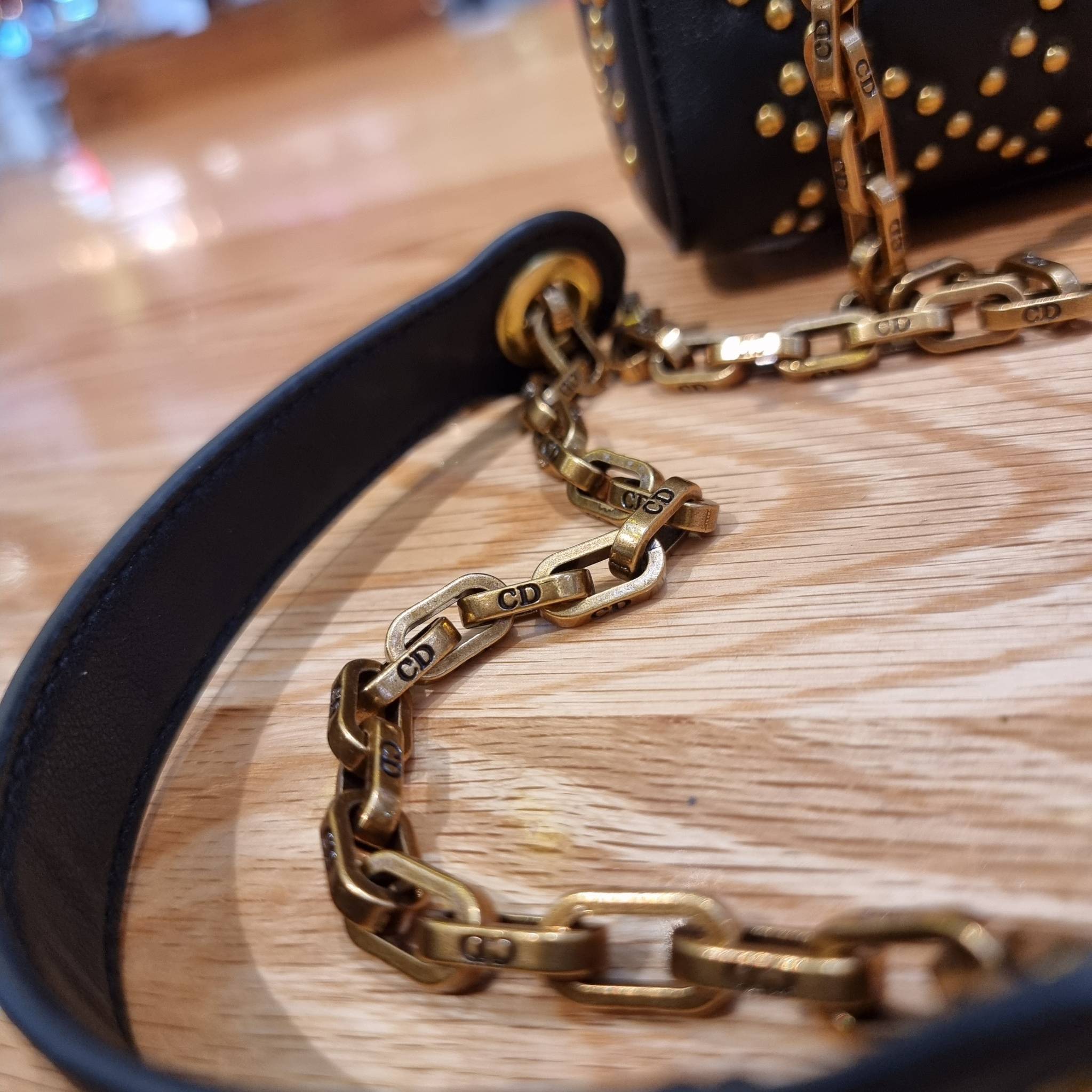 DIOR CD MINI LADY STUDDED BAG กระเป๋าสะพายข้างพรีเมี่ยมกิ๊ฟสุดฮอต ดีไซน์ตกแต่งหมุดเต็มใบ ไม่มีคือพลาด หรูจริงอะไรจัง ทรงกล่องคลาสสิค วัสดุหนังแท้ โดดเด่นด้วยพวงกุญแจโลโก้สีทองลิมิเต็ด มีหูจับในตัวและสายครอสบอดี้สุดเลิศ แต่งเติมดีเทลอัพราคาไปอีก ภายในเป็นช