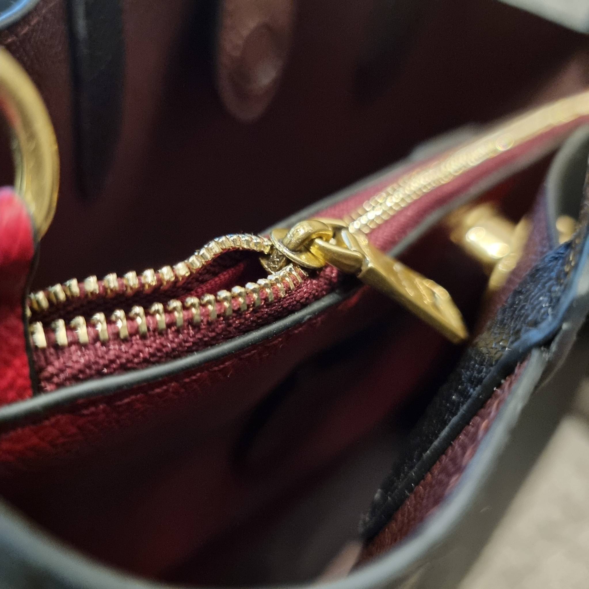 COACH C8561 C8869 WILLOW TOTE 24 IN COLOR BLOCK น้องสาวลุคลูกคุณมาแล้วจ้า กระเป๋าถือ/สะพาย ดีไซน์คัลเลอร์บล็อค ลงตัว เรียบหรู ใบจริงคือผู้ดี๊ผู้ดี ใช่ได้ทุกๆโอกาส วัสดุหนัง pepble อยู่ทรง เปิดปิดด้วยตัวบิดล็อค และอีกฝั่งเป็นกระดุมแม่เหล็ก ภายในโล่งกว้าง ใ