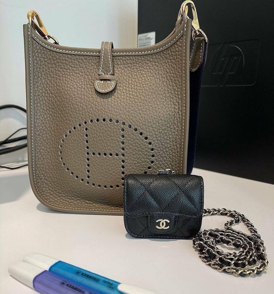 พรีเมี่ยมกิ๊ฟแท้ 100% 】CHANEL MINI BLACK CAVIAR BAG VIP GIFT WITH PURCHASE (GWP) พรีเมี่ยมกิ้ฟ Chanel Lotte Duty Free รุ่นใหม่ล่าสุดไอเท็มแนะนำ กำลังฮิตสุดๆวัสดุหนังคาเวียร์สุดคลาสสิคเปิดปิดด้วยฝาปิดกระดุม ด้านหน้าประดับโลโก้แบรนด์อะไหล่เงินสวยหรูดูดีมาพร