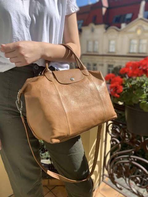 Longchamp Le Pliage Cuir Top handle bag S เรียกว่าเป็นกระเป๋าอีกหนึ่งรุ่นที่ไม่ว่ายังไงก็ฮอตฮิตและติดเทรนด์ตลอดไม่เคยเปลี่ยนกับ ทรง Le Pliage Cuir หนึ่งในตระกูลกระเป๋าสุดไอคอนิกจากแบรนด์