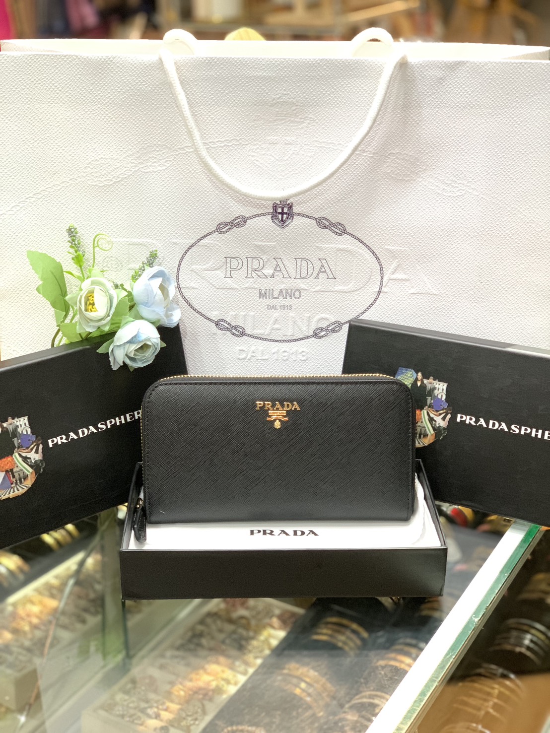 ORI หนังแท้ | Prada Long Zip Around Wallet / Prada Black Large Saffiano Leather Wallet กระเป๋าสตางค์ปราด้าใบยาวซิปรอบ เรียบหรู หนัง Saffiano มีฟังก์ชันและสไตล์ให้เลือกด้วยช่องใส่บัตรหลายช่อง