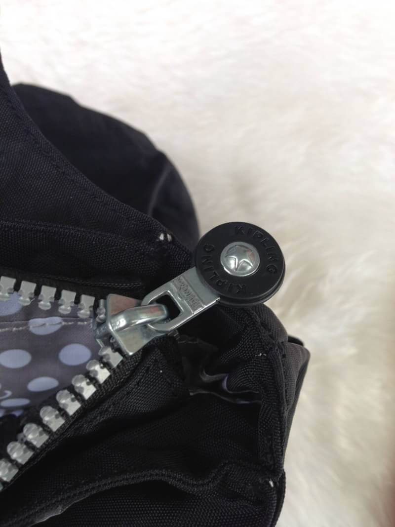 Kipling รุ่น Cicele กระเป๋าสะพายไหล่ใบใหญ่ สวยน่ารัก ตัวกระเป๋าด้านในเป็นช่องโล่งแบบปิดเปิดด้วยซิป มีช่องซิปด้านใน ด้านข้างกระเป๋า มี 2 ช่อง ปิดเปิด ด้วยเทป พร้อมที่ใส่โทรศัพท์ ปากกา และ MP 3 ในส่วนด้านใน และ ด้านข้างกระเป๋า ซ้าย-ขวา เป็นช่องขนาดเล็กสำหรั