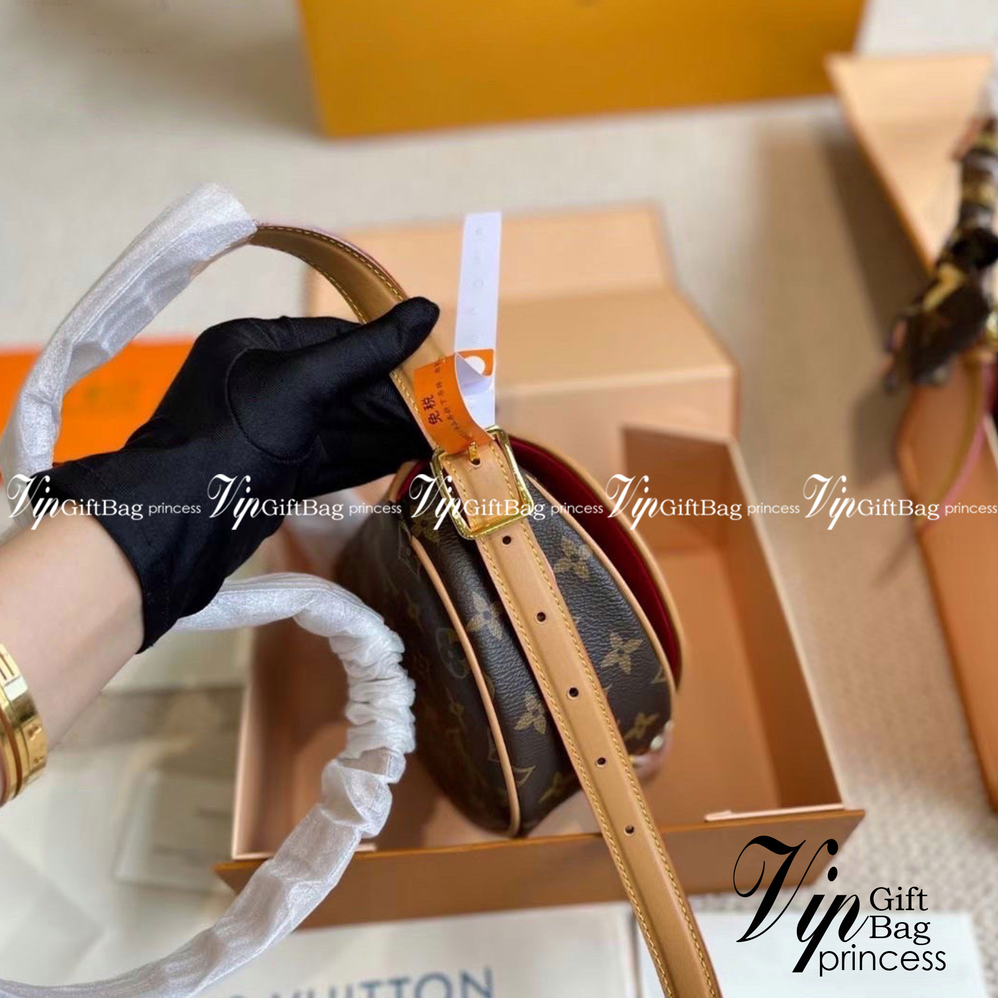 LV Tambourine Monogram Crossbody Bag กระเป๋าสะพายไซส์มินิ น่ารัก คอลเลคชั่นดีไซน์ใหม่ ทรงโค้งมน สวยหรู สายสะพายปรับได้ตามชอบ ราคาดีงามจัดมาให้พร้อม box set ชวนสะสม ห้ามพลาดจ้า