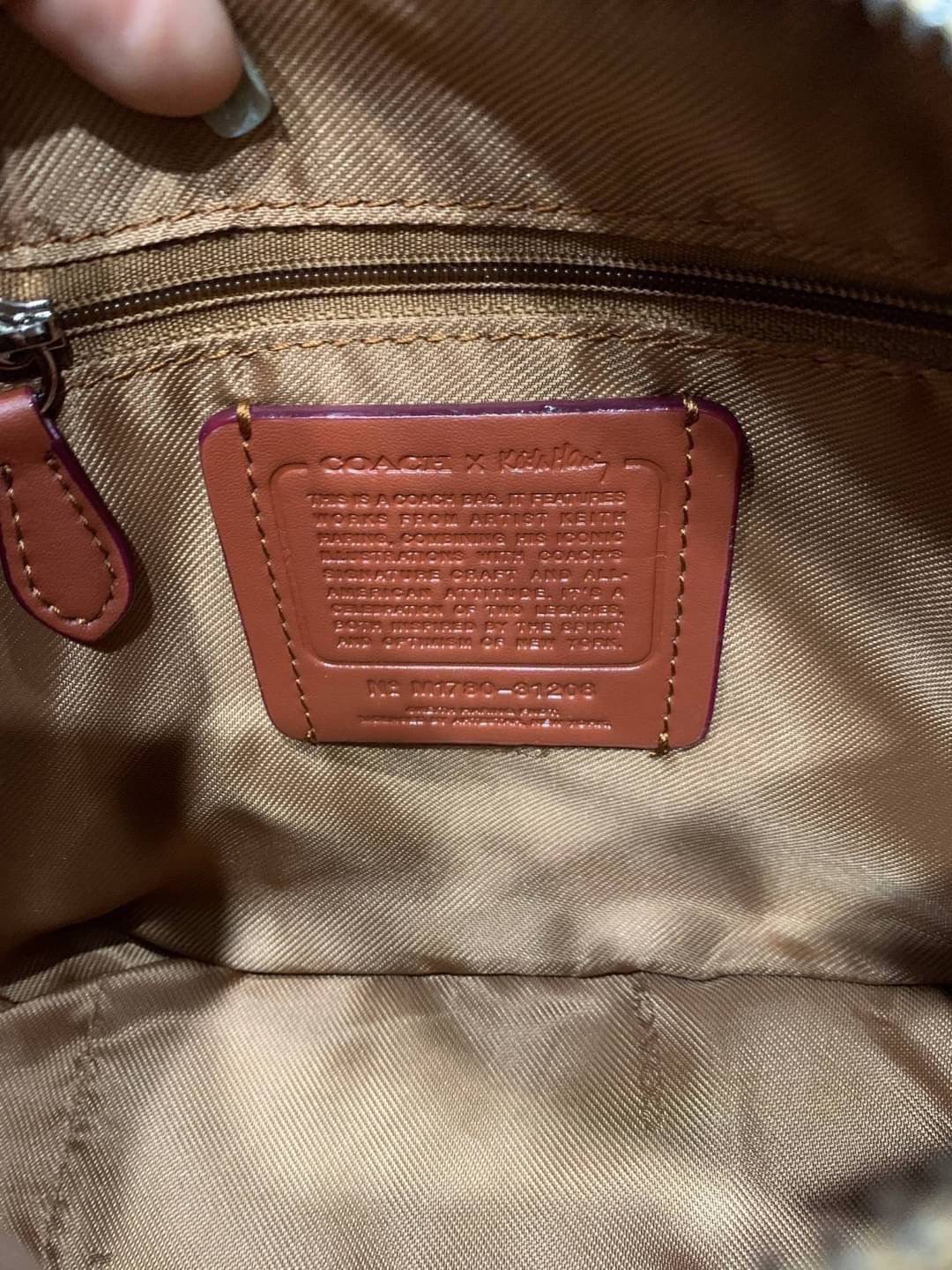 สินค้าขายดี พร้อมสีใหม่ 3สี ในไทยยังไม่มีค่ะ !! COACH SIGNATURE CROSSBODY BOX BAG ((F31208)) กระเป๋าสะพายวัสดุหนังแท้ จาก coach factory outlet หนังนิ่ม ทรงสวย ตัวกระเป๋าลายแบรนด์ ตัดขอบหนังเรียบได้สวยงามค่ะ ด้านหน้า-หลัง มีช่องสำหรับใส่ของ เปิดปิดกระเป๋าแ