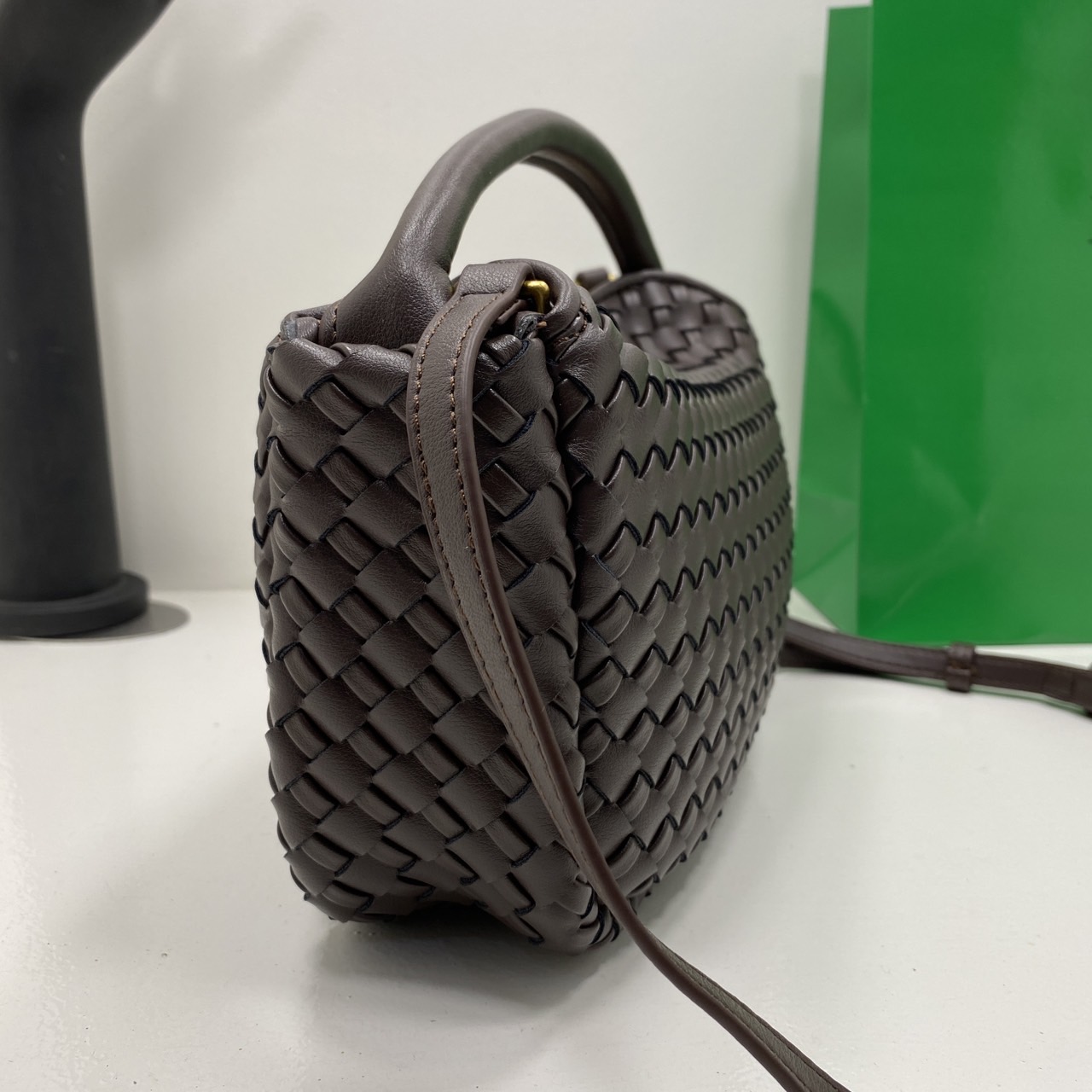 BOTTEGA intrecciato leather Snap Handle Handbag กระเป๋าถือ/สะพาย ดีไซส์สานเป็นเอกลักษณ์ หูจับในตัว หนังสวยงาม เกรดออริ สลับแท้ 1:1 ใช้งานต่างประเทศได้