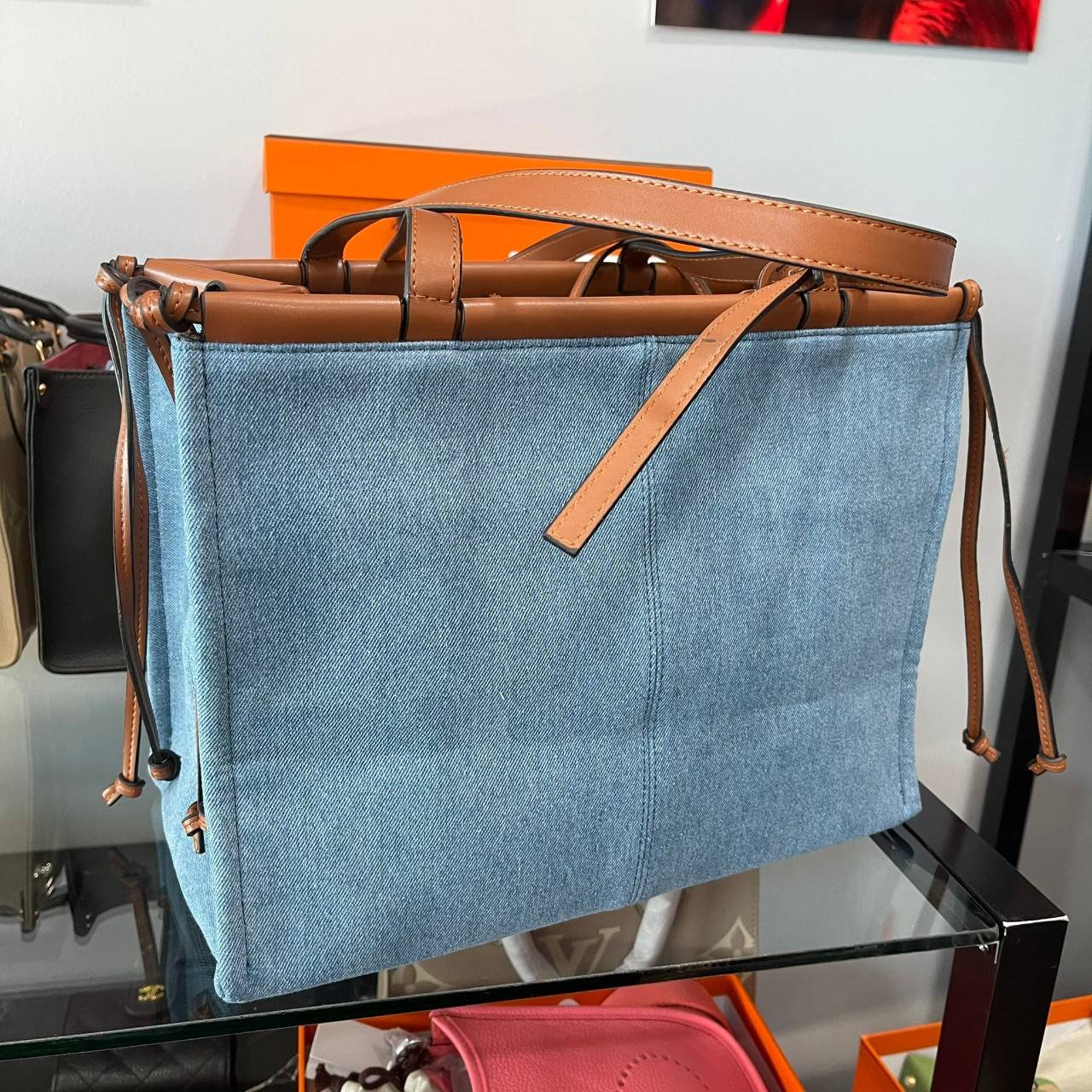 VIP GIFT 】LOEWE Small Cushion Tote Bag Leather Light Blue งานสวยมากๆทำจากผ้าแคนวาสอย่างดี พร้อมสายสะพายหนังแท้ใช้งานได้ทนทานมากๆ ด้านหน้าปักหนังปั้มโลโก้แบรนด์สวยหรู ทรงใบใหญ่ สะพายไหล่ *จุของได้เยอะมาก สามารถใส่ NOTEBOOK IPAD ได้สบายค่ะ น้ำหนักกำลังดี มา