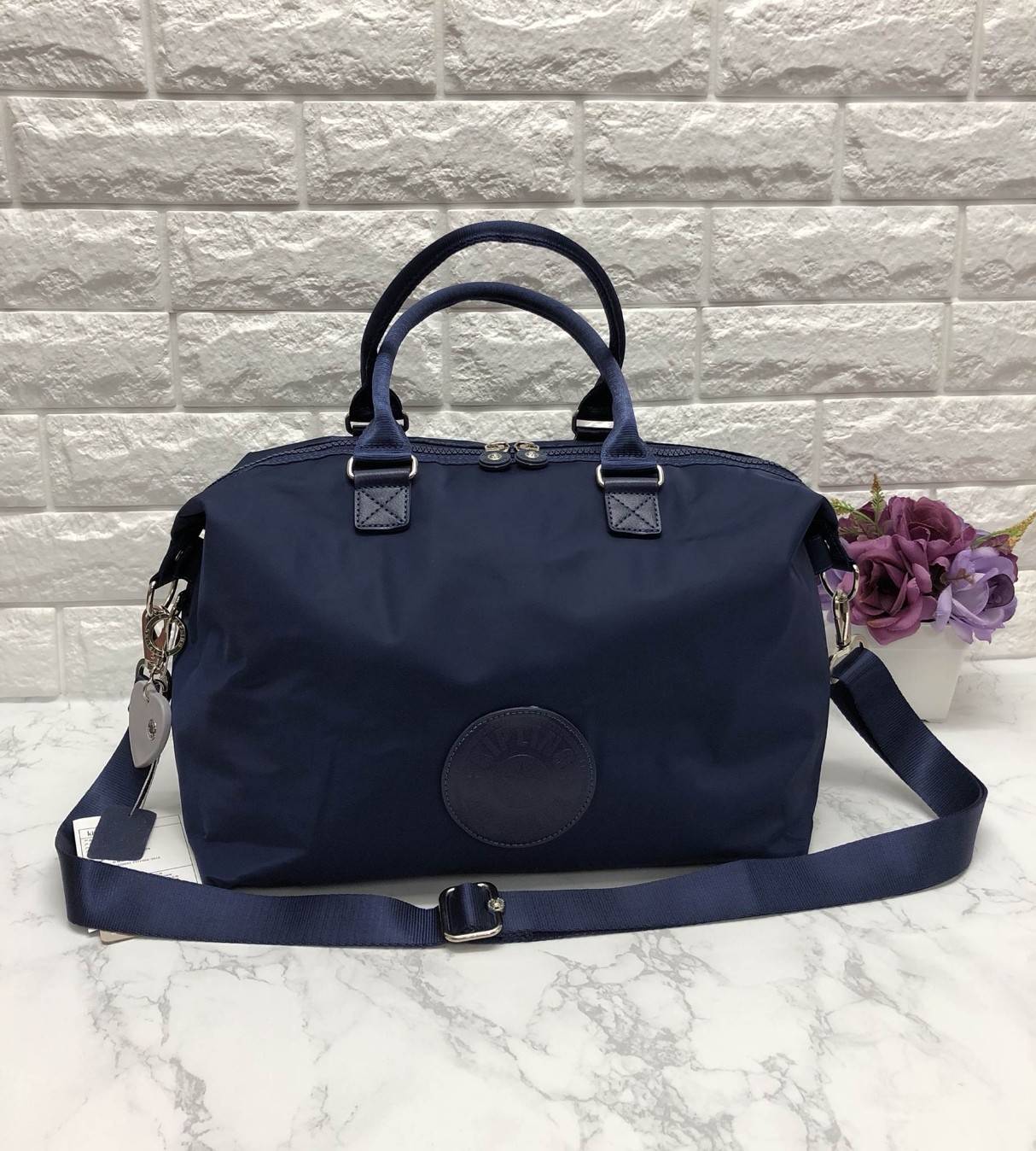 Kipling Tiram Handbag 2018 (Kipling oem factory HK.) กระเป๋าถือหรือสะพายขนาดกลาง วัสดุ nylon กันน้ำในระดับนึงค่ะ เปิดปิดกระเป๋าแบบซิปคู่ ภายใน กระเป๋าโล่งกว้าง มีข่องซิป และช่องเล็ก และช่องขนาดกลาง เสริมนวมกันกระแทก พร้อมสายห้อยกุญแจ ด้านข้างกระเป๋า สามาถ