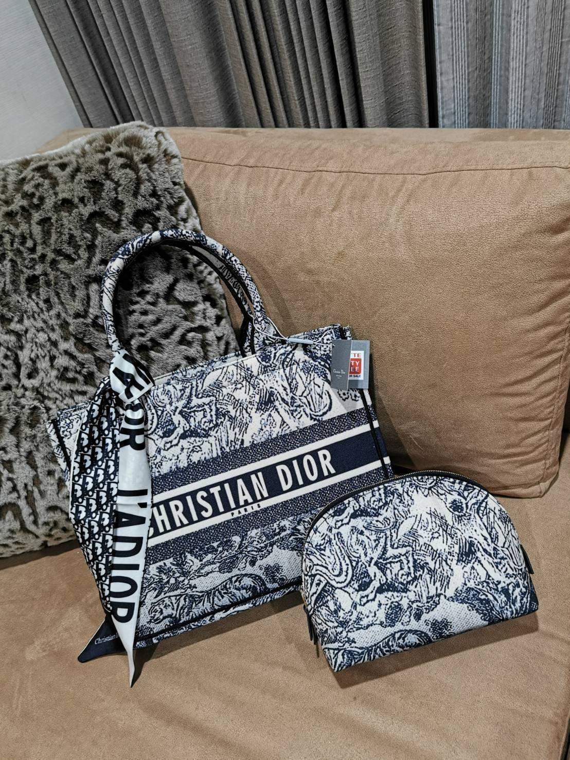 "ซื้อ1ได้ถึง2ใบ!" DIOR TOTEBAG WITH CLUTCH สวยหรูดูดี Setสุดคุ้มได้ทั้งกระเป๋า Dior Anagram Totebag + กระเป๋าคลัชเครื่องสำอาง + Dior Twilly สำหรับผูกกระเป๋าหรือผูกผมได้ ไอเท็มสุดฮิตสวยปังน่าใช้น่าสะสม มาพร้อมกล่องแบรนด์ จะซื้อใช้เองหรือมอบเป็นขอ