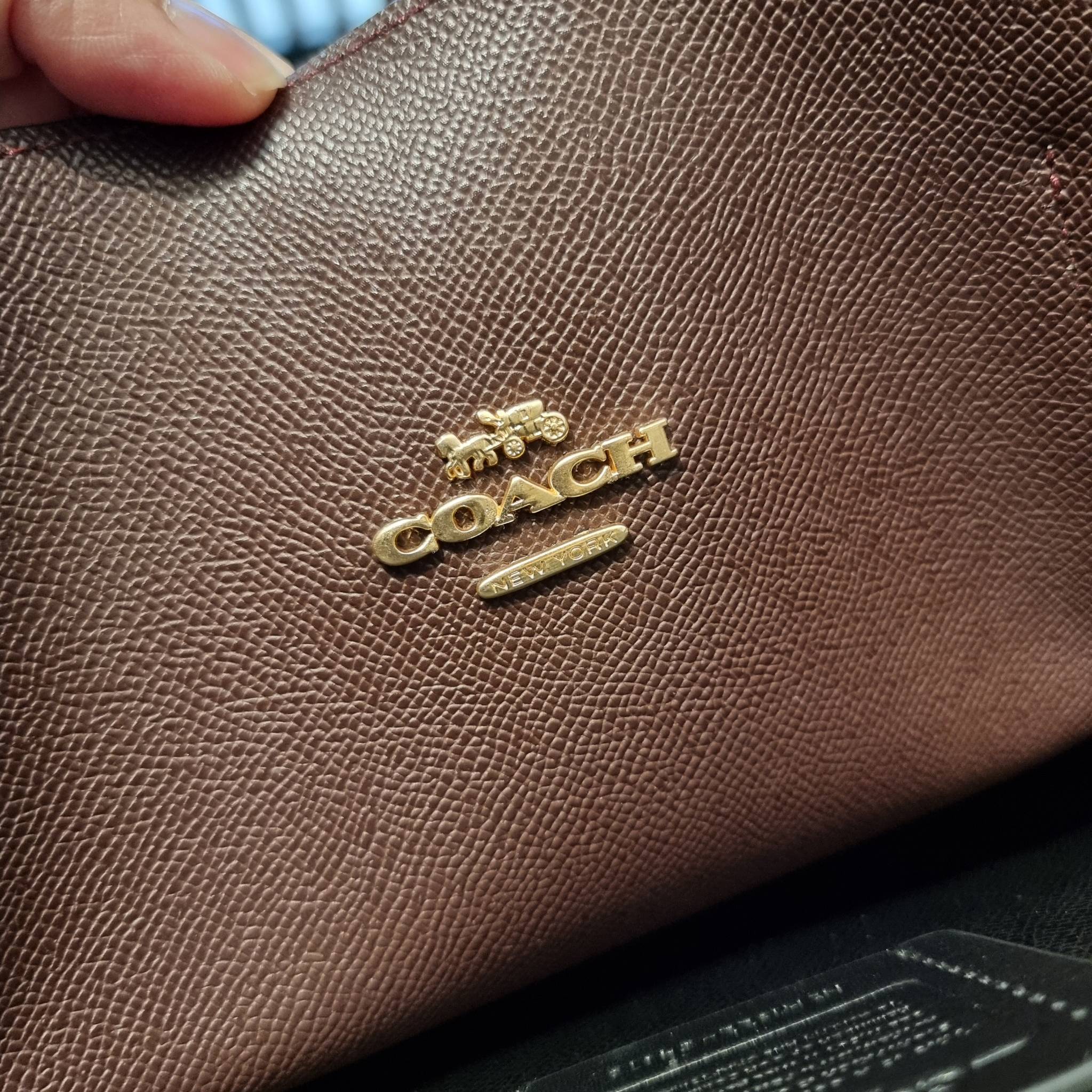 COACH C4075 TATUM CARRYALL IN SIGNATURE CANVAS คอลเลคชั่นใหม่ล่าสุด จัดมาให้ได้สวยก่อนใคร สวยหรูทุกสี!! ลุคผู้ดีต้องมาอีกหนึ่ง กระเป๋าสะพายทรงสวย ที่มาพร้อมสายสะพายไหล่ในตัว และสายครอสบอดี้สำหรับสะพายข้าง วัสดุหนัง crossgrain สวยคมมากๆ ตัวกระเป๋าถูกแบ่งเป