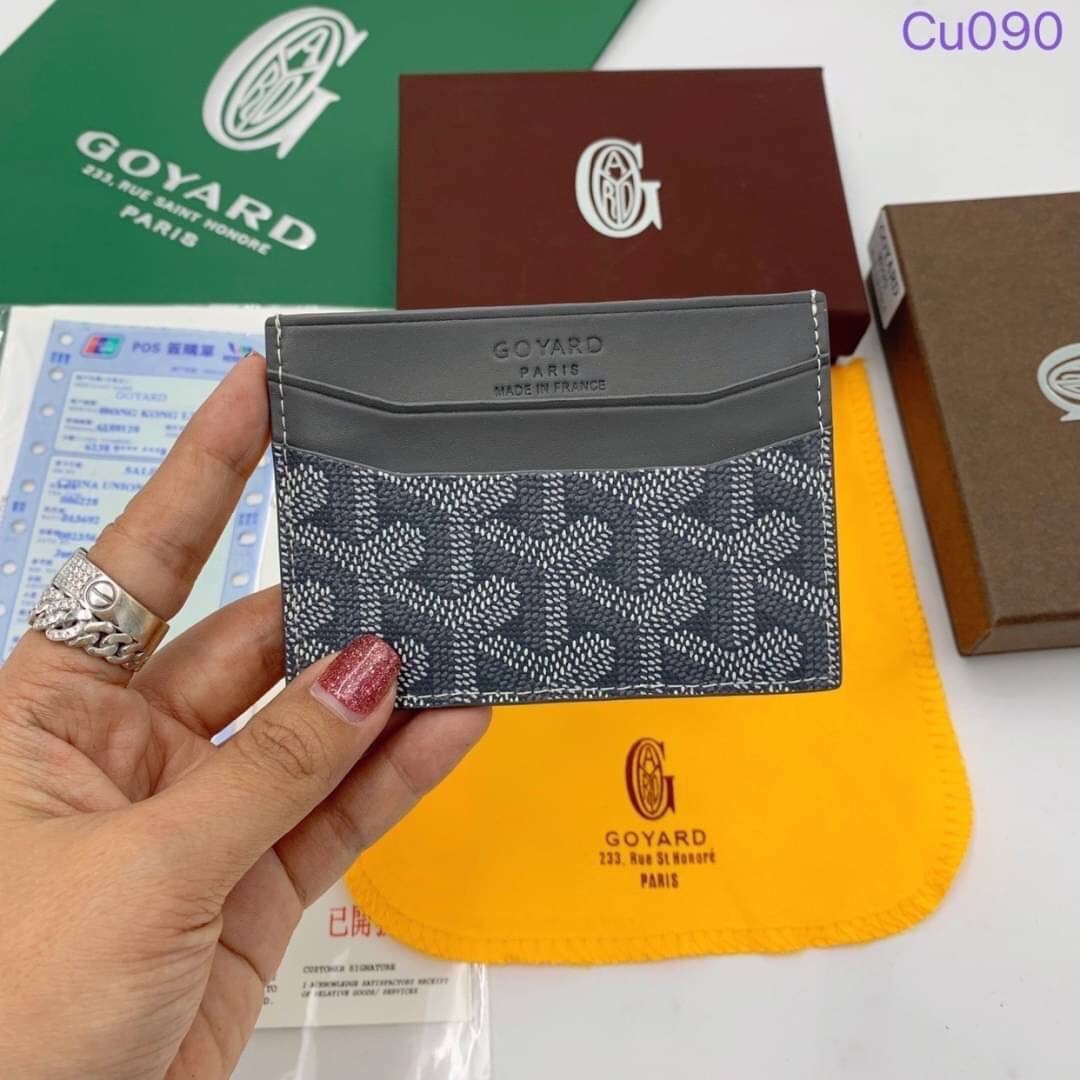 GOYARD Card Holder กระเป๋าใส่การ์ดรุ่นแบน ใช้ง่าย ใส่บัตรได้เยอะ (ใส่ซ้อนกันเลยจ้า) ด้านบนใส่แบงค์พับครึ่งได้นะคะ ดีมาก ผู้ชายก็ชอบ ผู้หญิงก็ชอบ