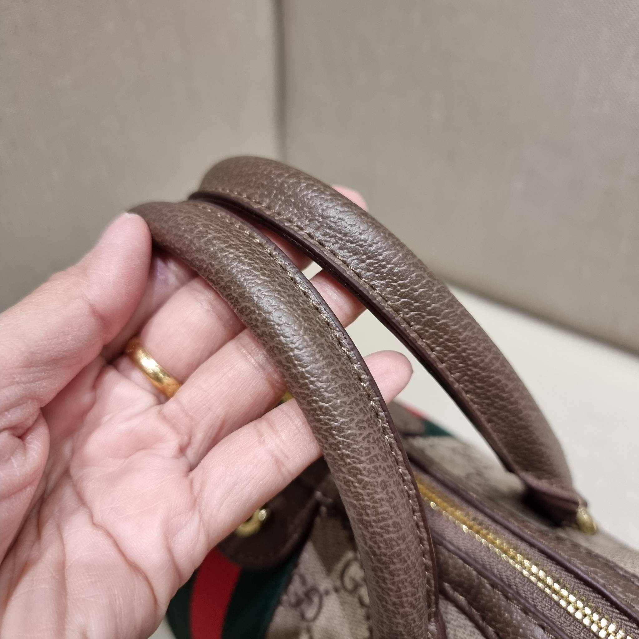 VIP 】GC CLASSIC DUFFLE BAG VIP GIFT กระเป๋าถือทรงหมอนสวยคลาสสิค สินค้าพิเศษจากเคาน์เตอร์ duty free แถมฟรี!! โบว์ผ้าลายแบรนด์ สำหรับตกแต่งหูกระเป๋า ผูกเป็นโบว์ หรือพันถนอมหูกระเป๋าก็ดูหรูมาก วัสดุหนังแคนวาส ดีไซน์แถบคาดโดดเด่น สวย หรู ใบจริงสวยมาก! เปิด-ปิ