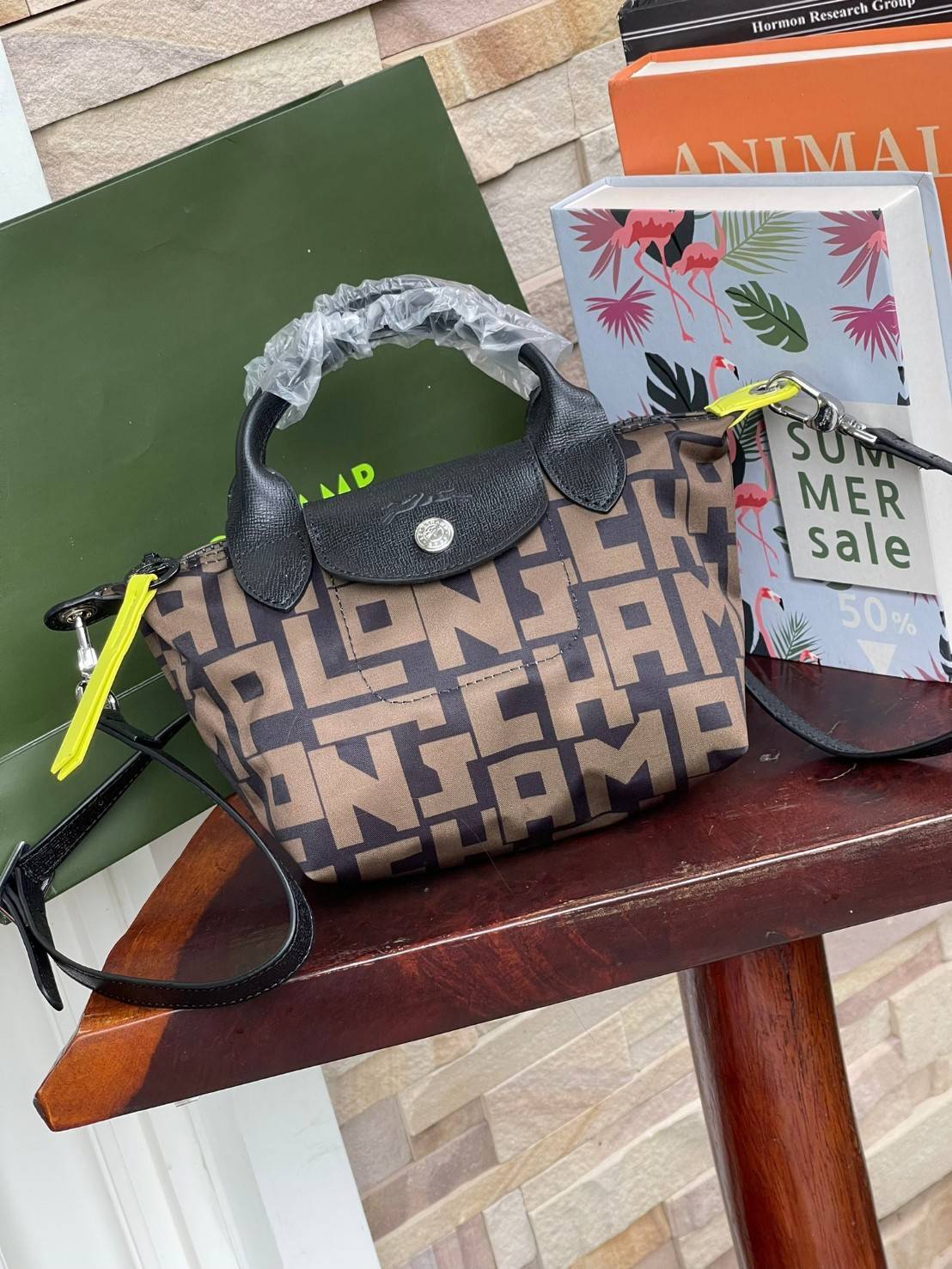 LONGCHAMP LE PLIAGE COLLECTION TOP HANDLE BAG XS พบกับคอลเลคชั่นใหม่ล่าสุด มีดีไซน์ที่เรียบหรูและคลาสสิก แฝงด้วยลูกเล่นแบบเฟมินีน แถมยังมีน้ำหนักเบาอย่างไม่น่าเชื่อ มาพร้อมกับหูจับกระเป๋าคู่และฝาปิดแบบกระดุม กระเป๋าถือใบนี้สามารถใช้ถือแบบทั่วไป มีสายสะพาย