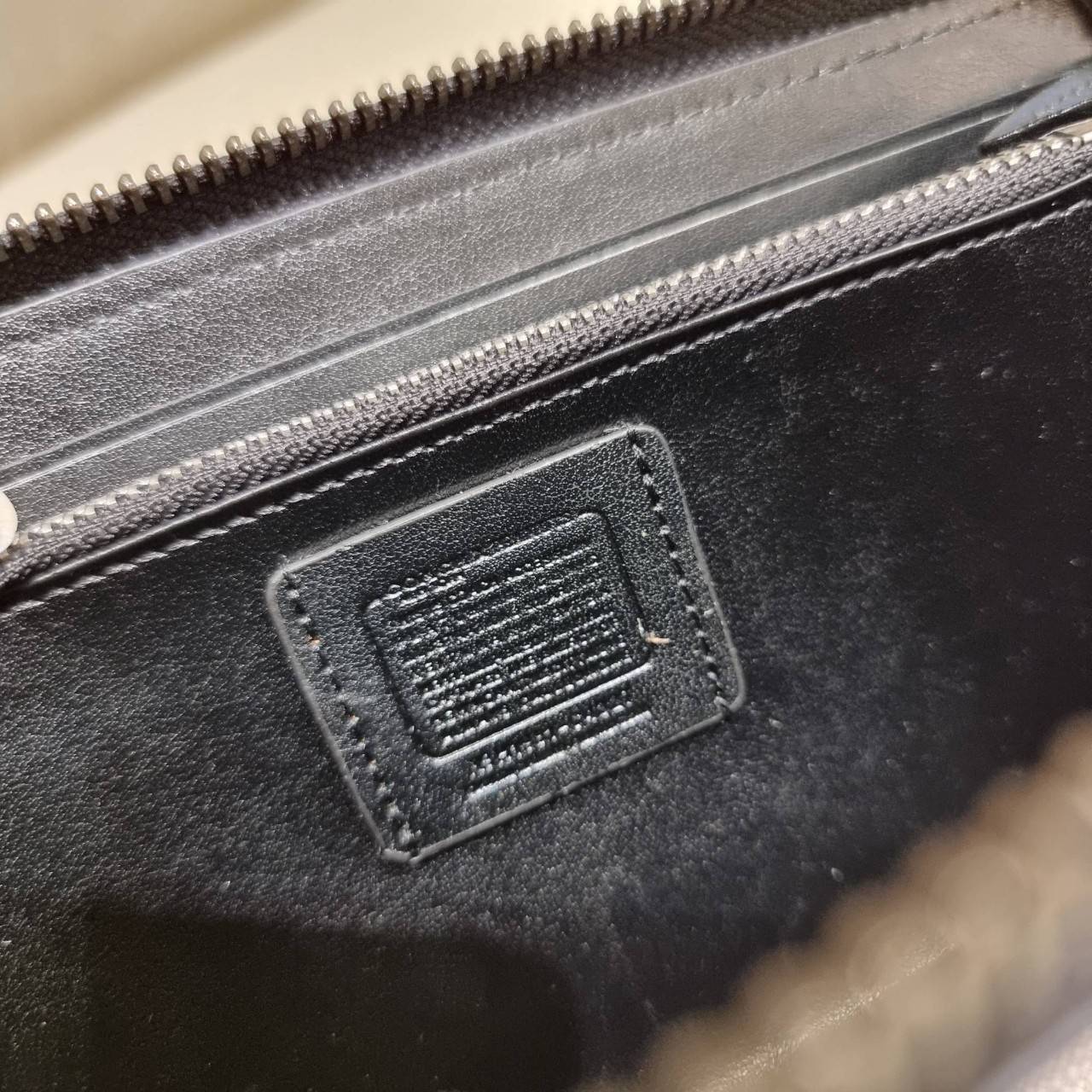 COACH C4327 COACH x PEANUT ACCORDION ZIP WALLET IN SIGNATURE CANVAS WITH SNOOPY PRINT คอลเลคชั่นใหม่ กระเป๋าสตางค์ใบยาว ลายสนูปพี น่ารักน่าใช้ สีคลาสสิค ใช้ได้ตลอดกาลไม่มีตกเทรนด์ วัสดุหนังแคนวาสเคลือบลาย ภายในใส่บัตรได้เยอะ มีช่องซิปแยก ใส่โทรศัพท์ได้ พก