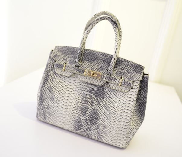 กระเป๋าสะพายข้างผู้หญิง กระเป๋าถือ กระเป๋าไฮโซ ทรงคุณนาย ลายเกร็ดงู รุ่นยอดนิยม มีหมุดรองกระเป๋า 180461