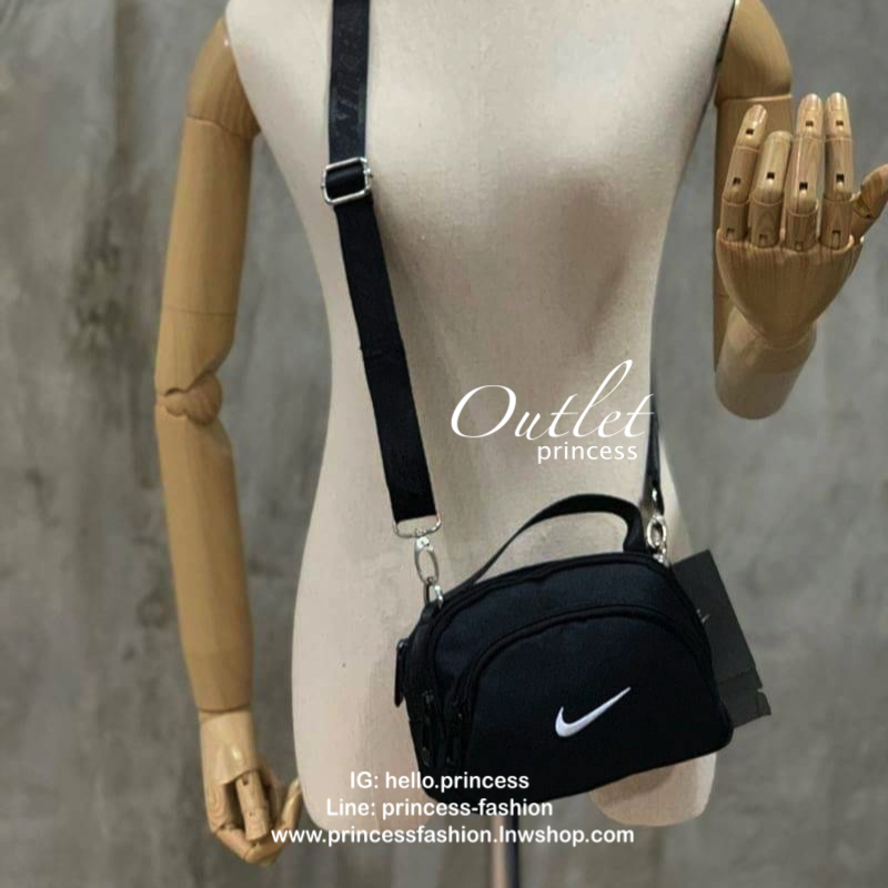 Nike mini swoosh shoulder bag กระเป๋าถือหรือสะพาย ขนาดมินิ ดีไซน์สุดเก๋จากNike แบรนด์sport สายสกรีนโลโก้แบรนด์ปรับระดับฟรีไซส์ได้ มีช่องซิปใช้งานหลายช่อง พร้อมตัวหนีบแบรนด์ในเซทเฉพาะรุ่น ใส่ไอโฟนพลัส ของจุกจิกแยกใส่ได้เป็นสัดส่วน อีกหนึ่งรุ่นลิมิเตทที่ใช้