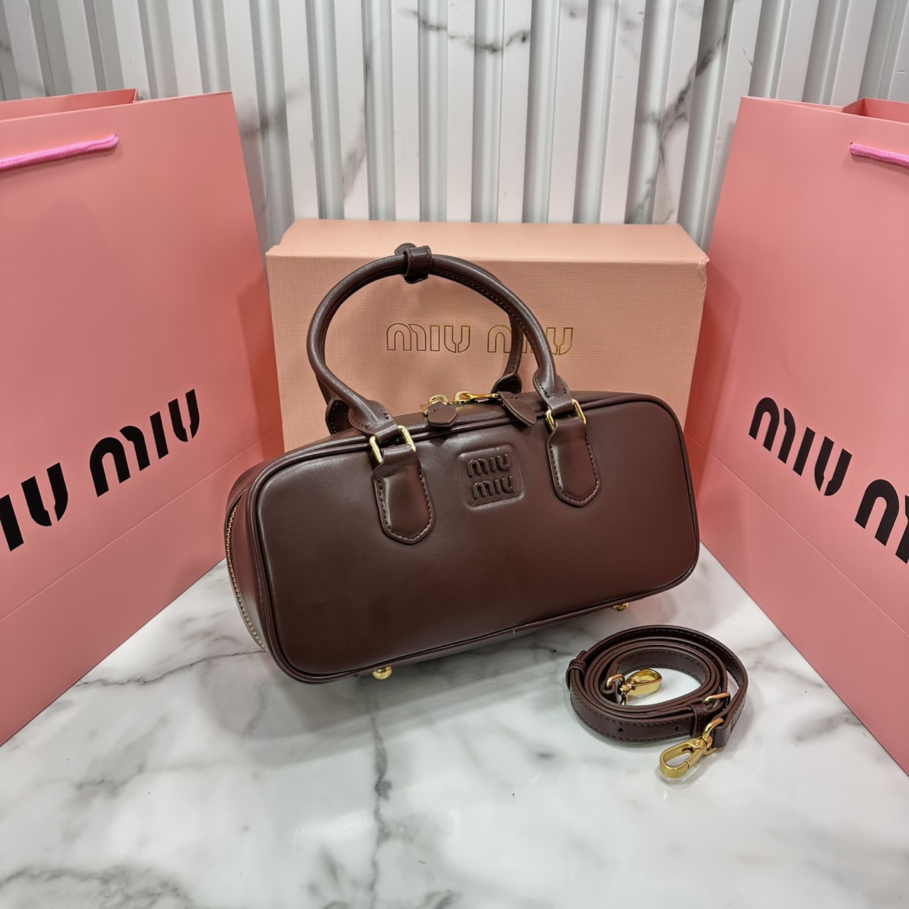 ORI หนังแท้ | MIU MIU Arcadie leather bag Large 27cm กระเป๋าสะพายทรงโฮโบใบใหญ่ ลุคลูกคุณหรูหราน่ารักๆเก๋ๆ สวยดูแพง หูจับในตัวง่ายและสะดวกพกพา มาพร้อมสายสะพายข้างภายในโล่งกว้างมาก