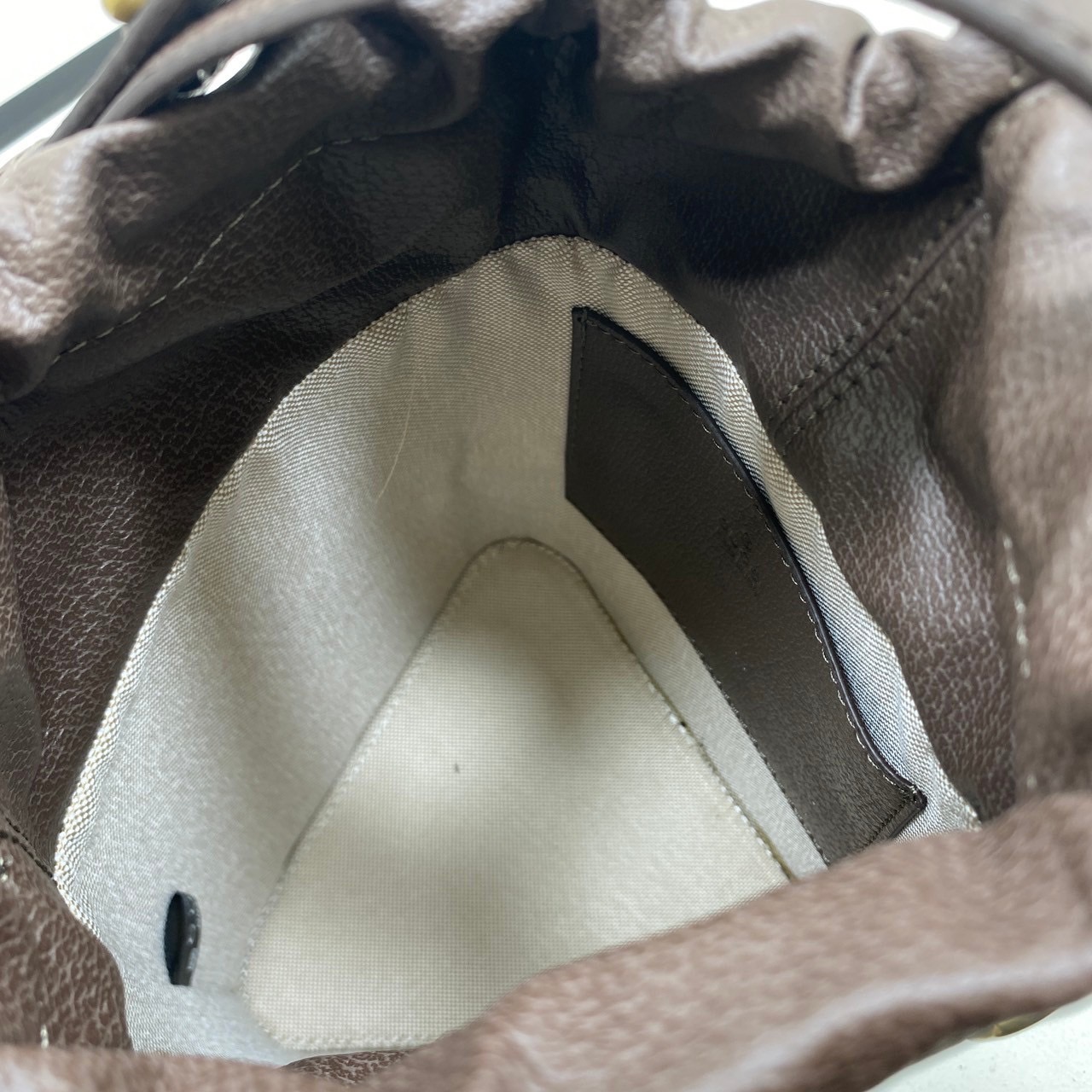 ORI หนังแท้ | GUCCI Ophidia GG Bucket Bag กระเป๋าสะพายทรงบัคเก็ตสามเหลี่ยม สุดไอโคนิค เพิ่มกิมมิกแต่งแถบอะไหล่สีทอง สวยหรูคลาสิกสุดๆ เป็นรุ่นหายาก ของมาจำกัด อย่าพลาดเชียวน้า