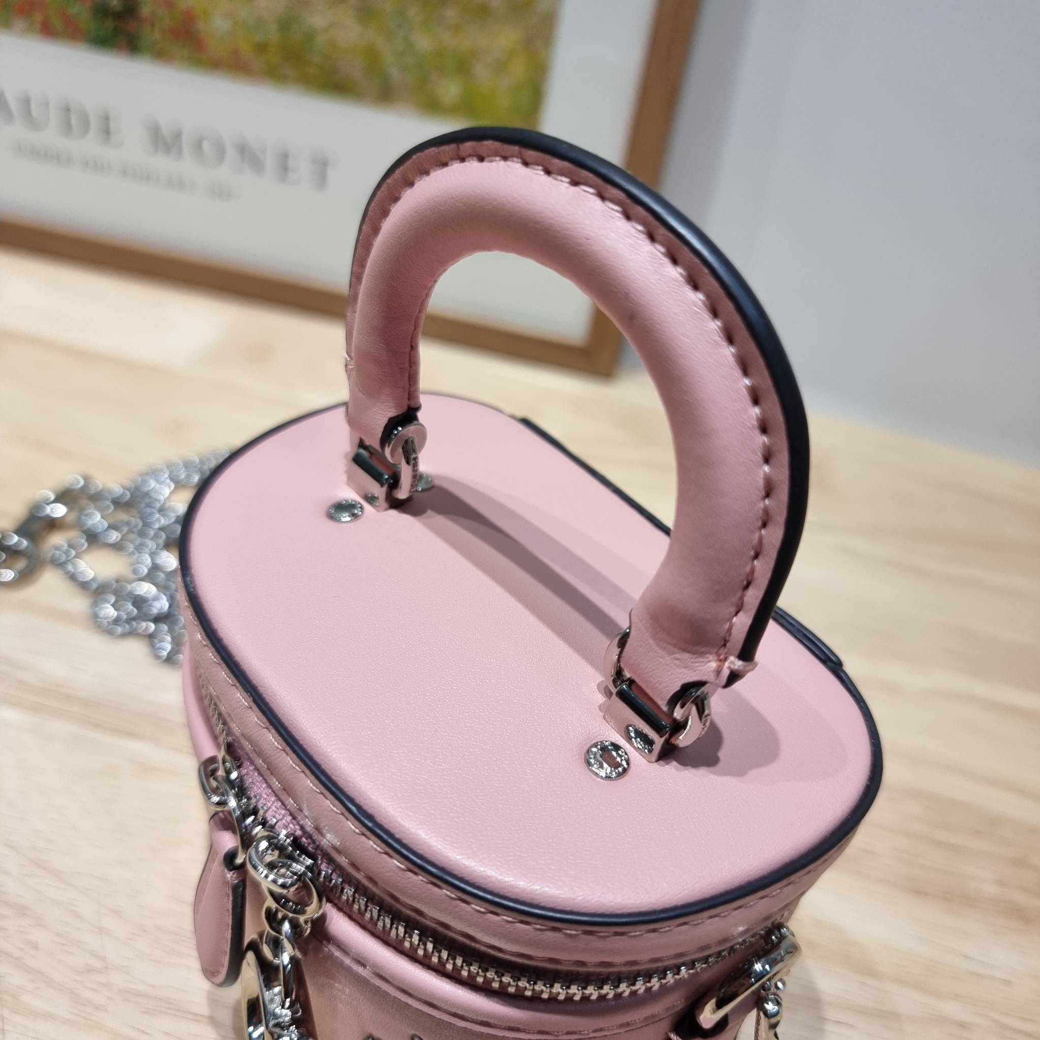 COACH TRAIL CROSSBODY 12 WITH RABBIT PRINT CN596 พร้อมส่ง กระเป๋าสะพายทรงกล่องทรงโค้ง น่ารักสุดฮิต โดดเด่นด้วยน้องกระต่าย และอะไหล่ตัวซีที่หัวซิป ใช้งานสะดวก
