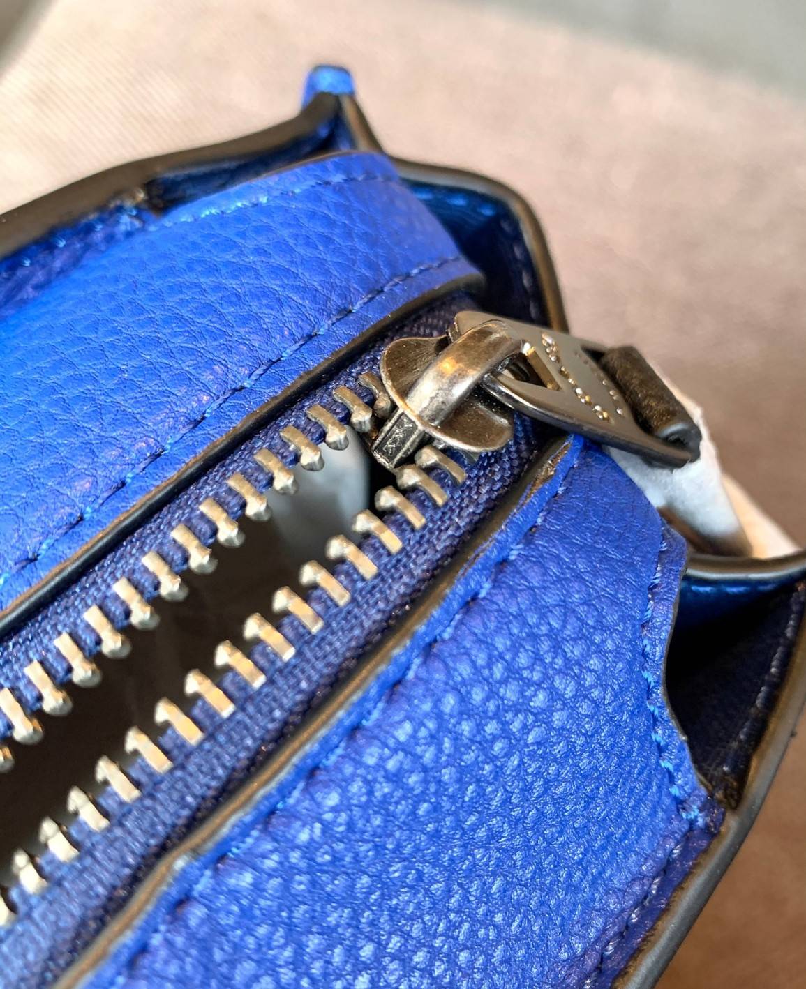 COACH COLORFUL GOTHAM TOTE SIGNATURE ((CA814)) รุ่นนี้ใช้ได้ทั้งผู้ชายและผู้หญิง ขนาดกลางๆกำลังสวยเลยค่ะ ใหม่ล่าสุด ก่อนใคร! กับกระเป๋าที่รังสรรค์สีออกมาได้สดใส เรียกได้ว่าจัดเต็มในเรื่องสีมีเดียวค่ะ หนังแท้ ลายหนังสวย บวกกับโลโก้แบรนด์ทั้งใบที่ลงลายสีได้