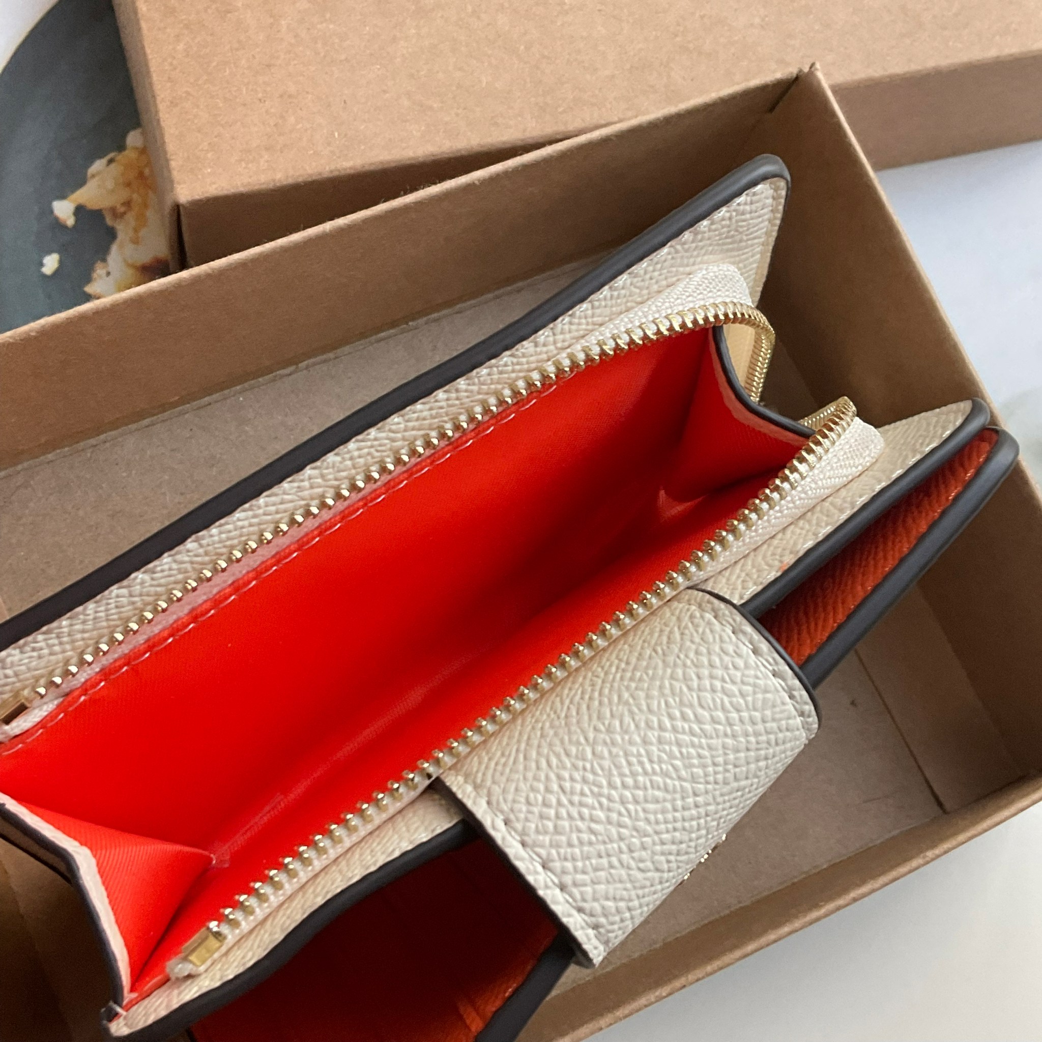 COACH SMALL WALLET IN SIGNATURE CANVAS กระเป๋าสตางค์ใบกลาง แบบพับสองตอน เปิดปิดด้วยกระดุมปั้มแบรนด์ ด้านในมีช่องใส่บัตรหลายช่อง พร้อมช่องใส่รูป และช่องใส่ธนบัตร ด้านหลังมีช่องซิปเหรียญอีกหนึ่งช่อง น้ำหนักเบา พกพาสะดวก อะไหล่ทองสุดหรู ห้ามพลาดค่ะ!