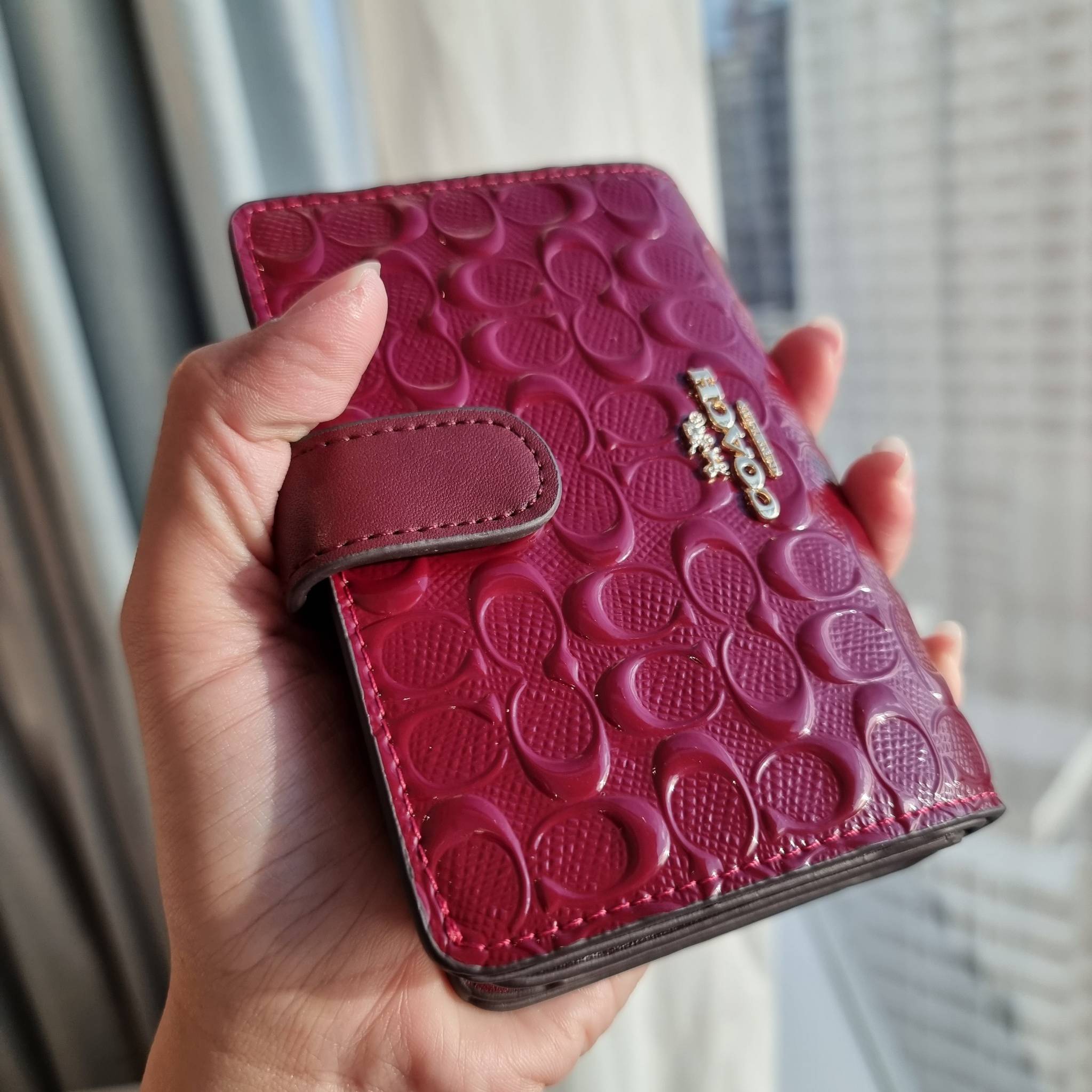OUTLET 】COACH F25937 MEDIUM CORNER ZIP WALLET กระเป๋าสตางค์ใบกลาง 🔥 รุ่นหนังแก้วสุดฮอต!! สวยหรู ขนาดกำลังเหมาะมือ ดูดีดูแพงทุกสี มีช่องใส่บัตรและธนบัตรครบ และมีช่องแยกสำหรับใส่เหรียญ มาให้ครบเซ็ท พร้อมเสิร์ฟความสวยให้ถึงบ้านไปเลยจ้า