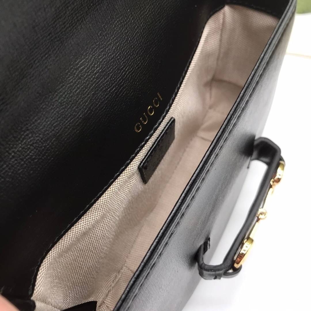 VIP GIFT 】หนังแท้ GUCCI Gucci Horsebit 1955 mini bag ที่สุดของรุ่นที่ฮอตหนักมาก คอลเลคชั่นที่ยอดขายดีตั้งแต่วันแรกที่ลง shop ด้วยรูปทรงที่กะทัดรัด ตอบโจทย์ได้ทุกลุค ทุกไลฟ์สไตล์ ใช้งานได้ง่ายคล่องตัว เรียกได้ว่าใครไม่มีได้ยังไง สวยขนาดนี้!!
