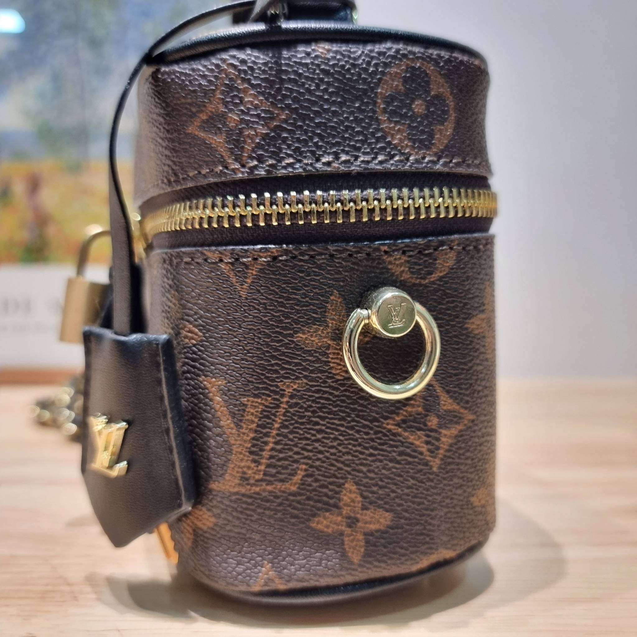 LV Vanity PM / Lv reverse monogram vanity bag กระเป๋าถือ/สะพาย สวยอยู่ทรง มาพร้อม box set สุดหรู adapt ใช้เป็นกระเป๋าเก็บเครื่องสำอางค์ ถือเชิดๆ หรือสะพายเลิศๆ ไปเที่ยว ไปไหนๆก็ดูแพง!! สวยจริงจัง!!