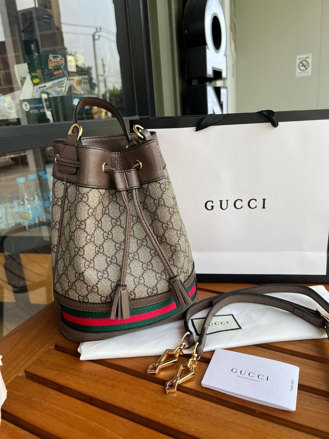GUCCI Ophidia mini small GG bucket bag กระเป๋าถือหรือสะพายข้าง ขนาดเล็ก ทรงขนมจีบ วัสดุผ้าใบ+หนังแท้ พร้อมแถบลายทางสีเขียวและสีแดงด้านล่าง ด้านในโล่ง มี1ช่องเล็ก สายยาวถอดสายไม่ได้ ปรับระดับได้ ใบนี้เรียบหรูดูดีสุดๆไม่ควรพลาดค่า