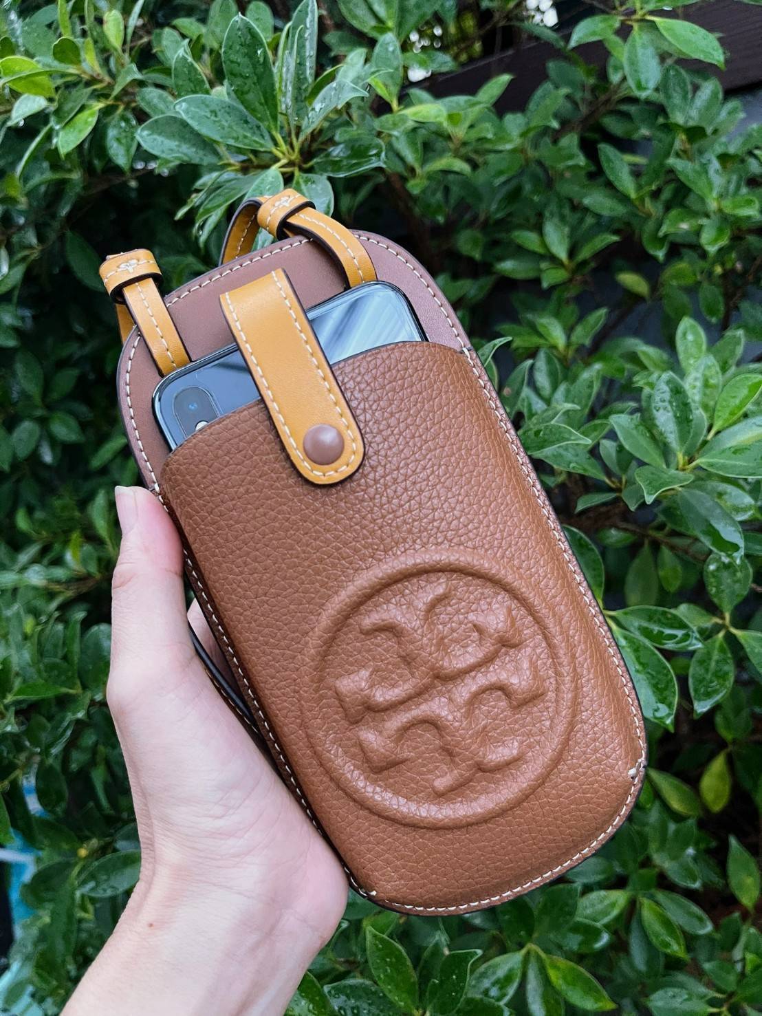 ของแท้ 💯% Tory Burch PERRY BOMBE PHONE CROSSBODY ปัจจุบันกระเป๋าสะพายได้รับความนิยมอย่างมากในหมู่ผู้ใช้เนื่องจากมีสไตล์และใช้งานได้สะดวก
