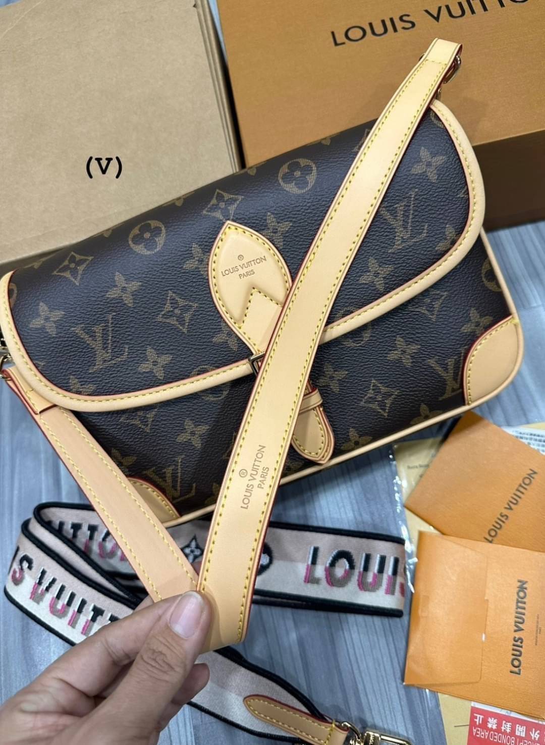 LV Diane Bag Monogram canvas กระเป๋าสะพายมัลติฟังก์ชั่น ดีไซน์น่ารักน่าใช้ วัสดุหนังแคนวาส มีสายมาให้ถึง 2 แบบ สายหนังคล้องไหล่ได้ และสายสปอร์ตครอสบอดี้ได้ ปรับเปลี่ยนใช้ตามลุคแต่ละวันได้เลย ตอบรับทุกโอกาสของสาวๆได้ง่าย แมทช์ได้ทุกลุคจ้า