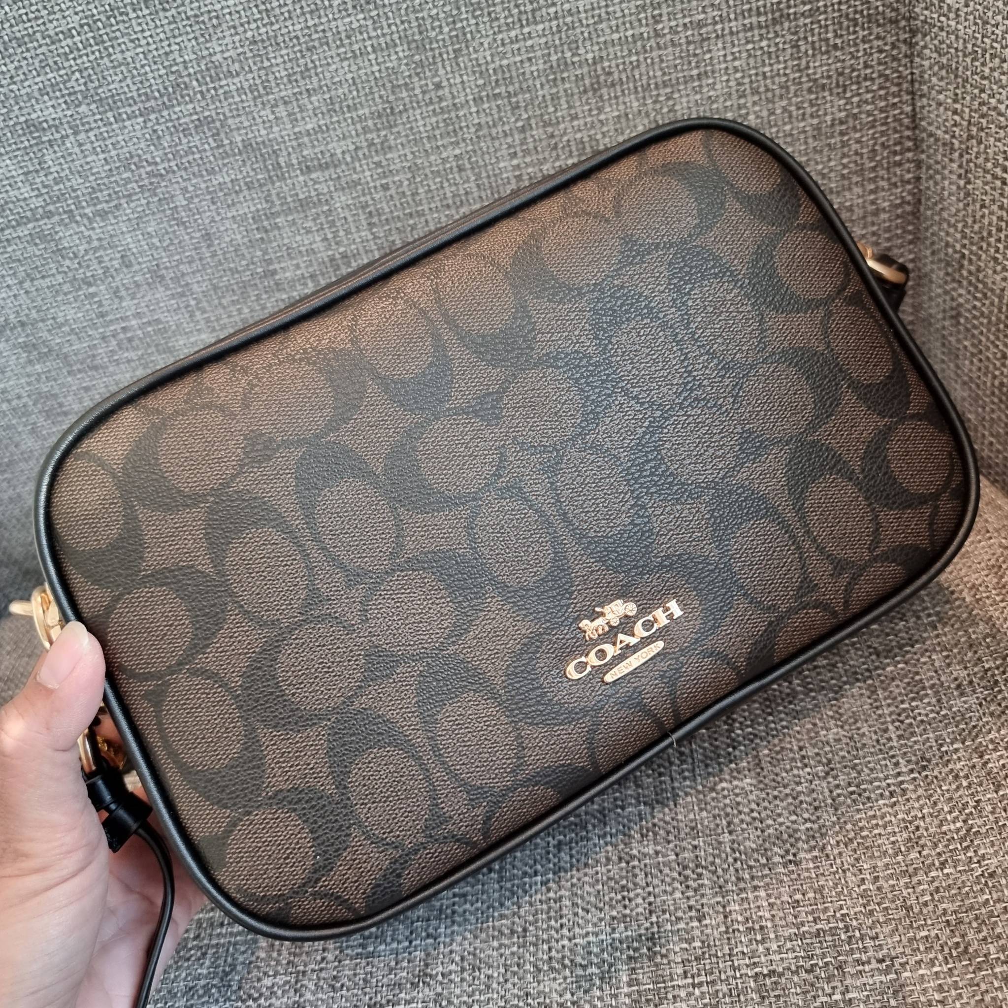 OUTLET 】COACH F68168 JES CROSSBODY IN SIGNATURE CANVAS รุ่นยอดฮิต!! กระเป๋าสะพายข้าง รุ่น 2 ซิป ใบใหญ่จุใจ สีคลาสสิคขายดี!! วัสดุหนังแคนวาสเคลือบลาย เปิด-ปิดด้วยซิป 2 ช่องหลัก ใช้งานง่าย ทรงสวยมากๆรุ่นนี้ มาพร้อมสายสะพาย crossbody ปรับได้ตามตัว ภายในใส่ขอ