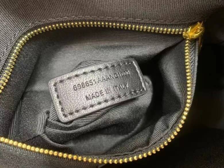 YSL Le 5 a soft hobo bag / YSL Tote 2022 มาใหม่มากก พร้อมส่งที่นี่ที่เดียวเลยค่า กระเป๋าที่สาวๆ ตามหากันหนักจริงๆ ตามรอยคุมโรเซ่ไปเลยค่าา งานเกรดออริจินอล หนังซอร์ฟสวย ภาพสินค้าถ่ายจากงานขายจริง ใช้งานต่างประเทศได้