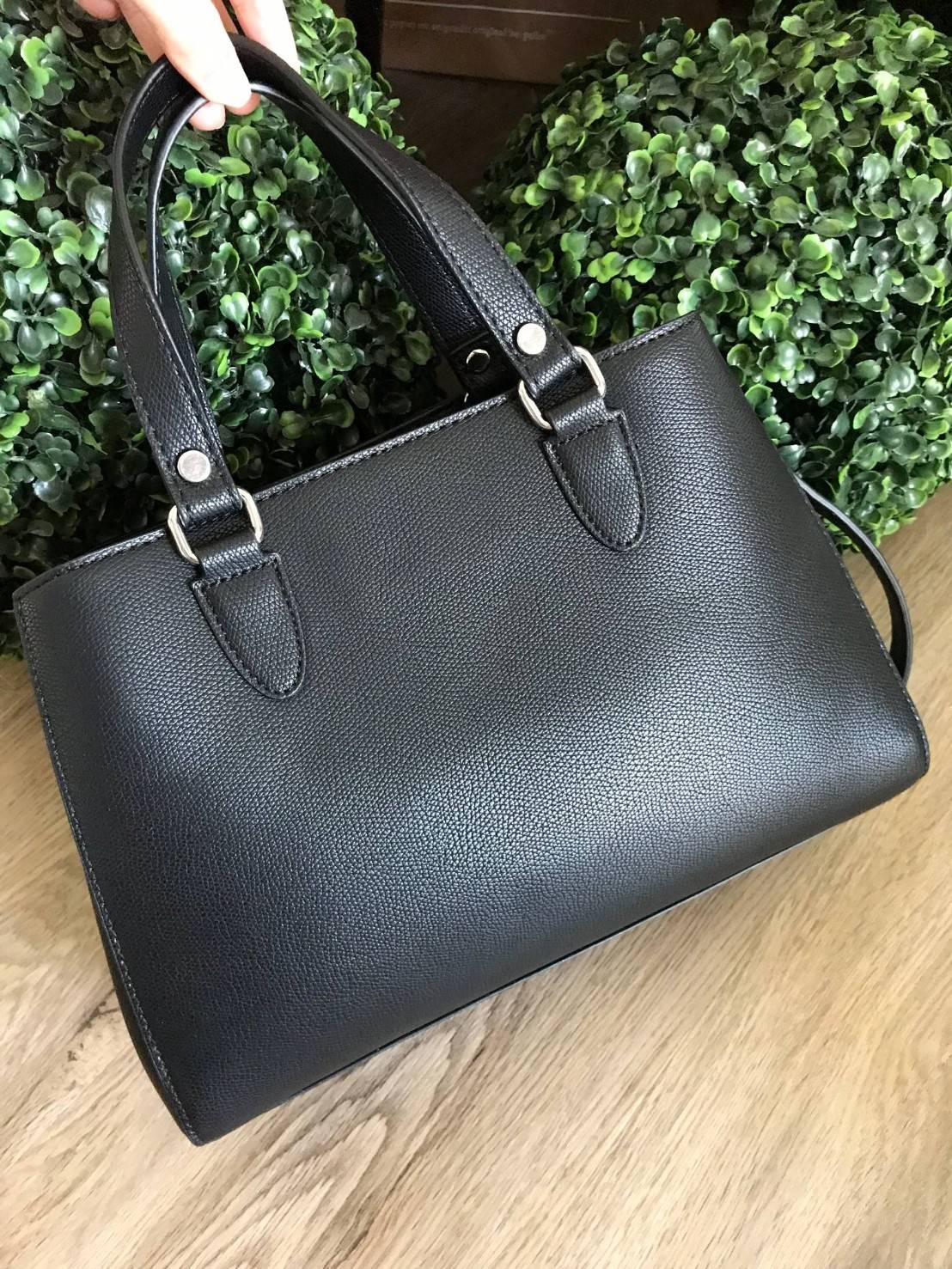 GUESS WOMAN FACTORY SHOULDER BAG กระเป๋าถือหรือสะพาย ทรง A คลาสสิค ขนาดกำลังดี น้ำหนักเบา วัสดุ pu. นิ่ม คุณภาพดี สวยอยู่ทรง ด้านหน้า ประดับโลโก้แบรนด์ เปิดปิดแบบแถบคาดกระดุมแม่เหล็ก ภายในกว้างแบ่ง 2 ช่องใหญ่ มีช่องซิปกลาง เป็นสัดส่วน ซับในลายแบรนด์ ใส่ w