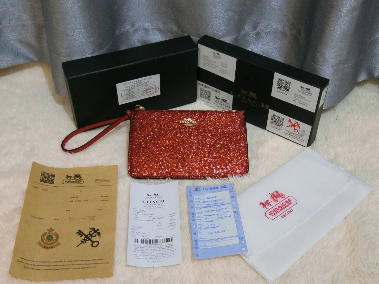 Coach Star Glitter Corner Zip Wristlet / FACTORY HK กระเป๋าคล้องมือทรงคลัช ตัวกระเป๋าตกแต่งกริ๊ตเตอร์ ด้านหน้าติดอะไหล่แบรนด์ สวยหรู เปิดปิดด้วยซิป ด้านในบุผ้ากำหยี่สามารถใส่โทรศัพท์มือถือได้ทุกรุ่น มาพร้อมสายคล้องมือ 1เส้น MUST HAVE!!