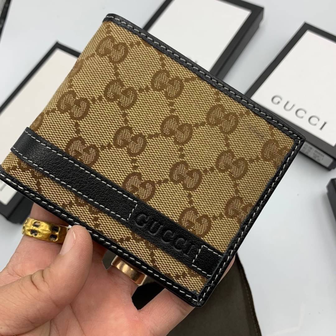 หนังแท้ GUCCI Men Short Wallet รุ่นใหม่ล่าสุด!! หนังสวยเริด ดีงามมากค่าาา กระเป๋าสตางค์ใบสั้น ดีไซน์ใหม่ สวยดูหรู ถือใช้กำลังเหมาะมือ ใส่บัตรได้เยอะ ใส่ธนบัตรได้ทุกชนิด มาครบ set พร้อมส่ง!! เป็นไอเท็มที่หนุ่มๆต้องมีจริงๆจ้า 😎😎