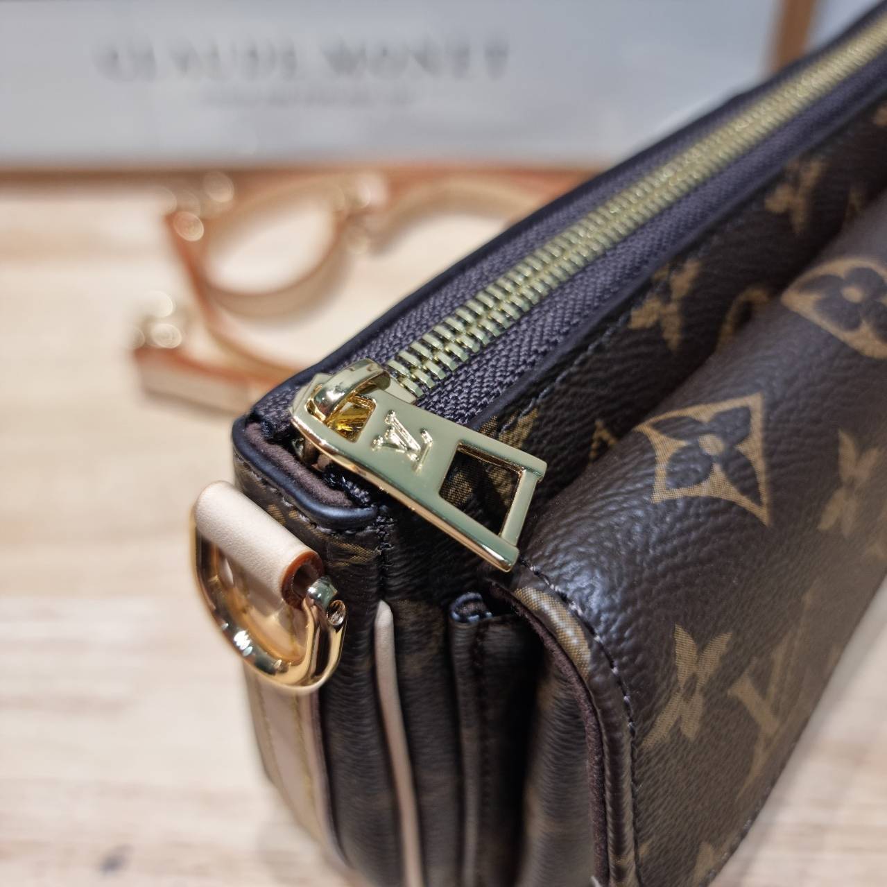 LV vivacite bag กระเป๋าสะพายมัลติ สายหนังครอสบอดี้ ปรับได้ตามต้องการ