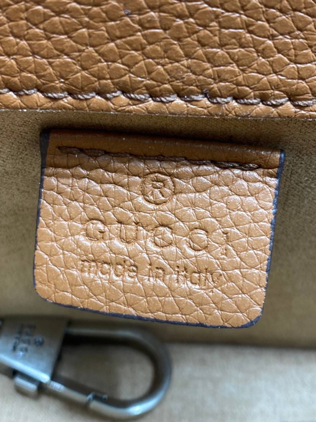 หนังแท้ GUCCI Denim Dionysus mini bag / GG Dionysus Shoulder bag / GG Denim Dionysus พร้อมส่งที่ไทย กระเป๋าสะพายข้างเดนิมสีเข้มสลับหนังแท้สีน้ำตาลงาช้าง เกรดหนังคุณภาพดียิ่งใช้หนังยิ่งสวย โทนสีน่าใช้มากก มาในดีไซน์คลาสสิคเรียบหรูเข้ากับทุกลุ๊คแบบไม่มีเอ้า