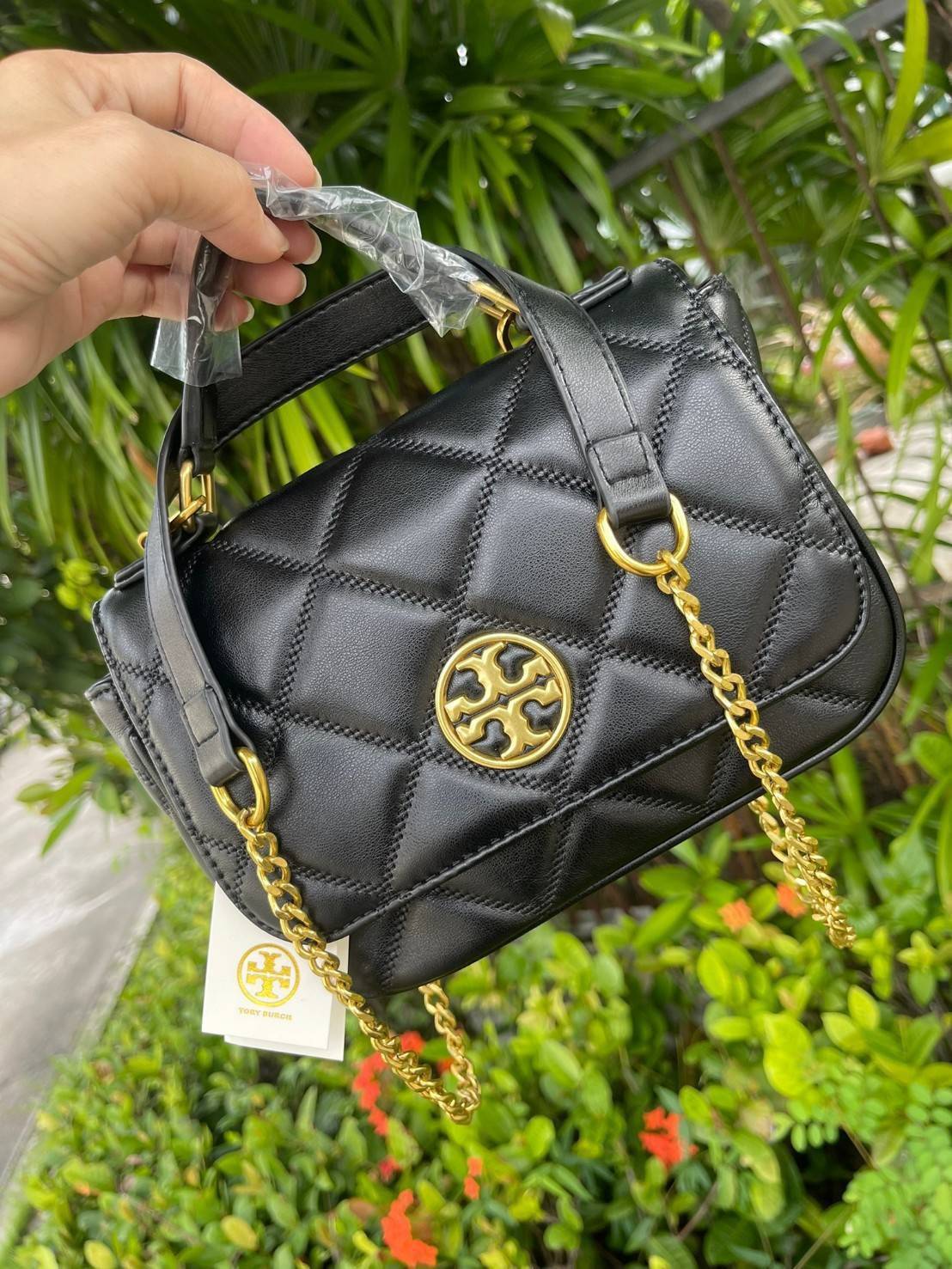 Tory burch crossbody and mini top handle Bag กระเป๋าถือที่มีดีไซน์แสนจะธรรมดาแต่ให้ลุดสุดชิด โดยลวดลายการเดินด้ายกระเป๋าที่มีรสนิยมดูแล้วคลาสสิค ตัวกระดุมของกระเป๋าเปิด-ปิดได้ง่าย หนังมีความนิ่ม จะถือก็ให้ความเก๋ได้อีกแบบ เหมาะกับการไปเที่ยวทั้งในวันสบาย