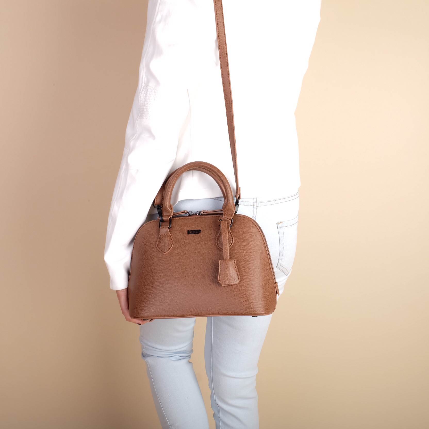 ซูมๆ ใกล้ๆ กันเลย กับ New collection KEEP ' Taylor ' ทำ size ใหม่ (9.5") อยากแนะนำมาก อยู่ระหว่าง มินิ กะ คลาสสิค ขนาด ดี๊-ดี ไม่เล็กไม่ใหญ่ไป แถม!! ดีไซน์รุ่นนี้ เป็นอะไหล่ดำ แต่งกะ look casual style ได้แมตช์ม๊ากกกก มี 3 สี Earth tone ให้เ