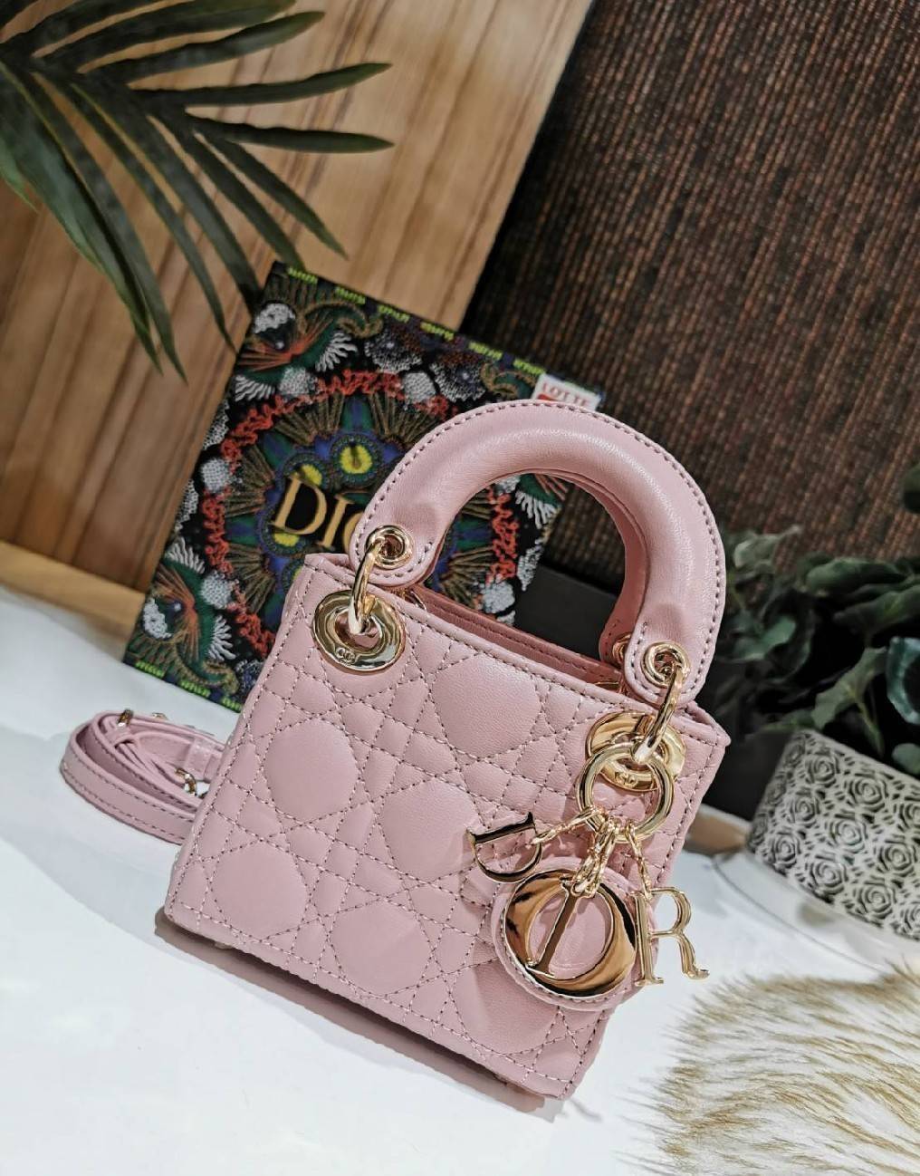 VIP 】CHRISTIAN DIOR MINI BAG VIP GIFT วัสดุหนังแท้ Calfskin ทรงเหลี่ยมหนังสวยหรูอยู่ทรงขึ้นลายเอกลักษณ์แบรนด์ ประดับTAGห้อยโลโก้แบรนด์อะไหล่ทองด้านหน้า เปิดปิดด้วยฝาปิด ภายในโล่งมีโลโก้สามารถใส่มือถือของจุกจิกได้ หูจับถนัดมือ สายสะพายหนังยาวถอดได้ปรับระดั