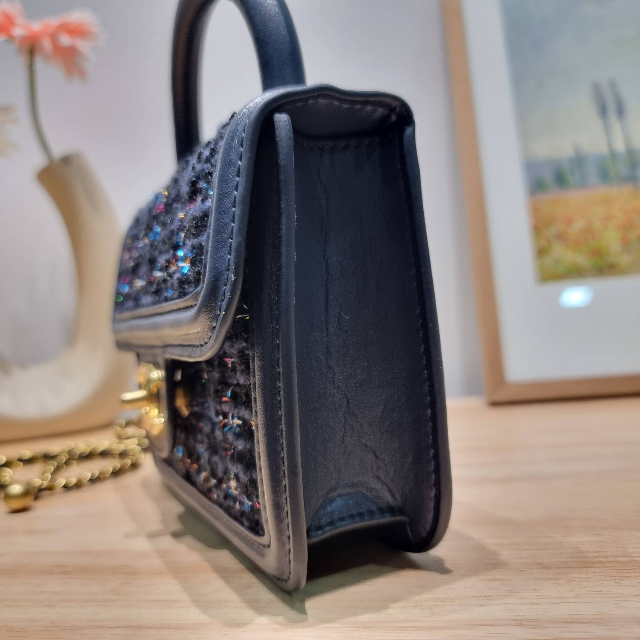 Chanel tweed mini flap bag / Chanel mini top handle กระเป๋าสะพายงานผ้าทวิตเอกลักษณ์เฉพาะของแบรนด์ งานสวยเป๊ะ มาพร้อมสายยาวถอดออกถือสวยๆเริ่ดๆ คิวท์มาก!! ดีเทลน่ารักเพียบ!!