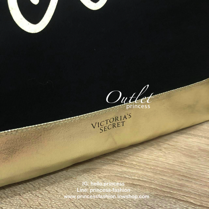 VICTORIA’s SECRET Black and Gold Carryall Zippered Tote Bag กระเป๋าถือหรือคล้องบ่า สไตล์sport วัสดุผ้าแคนวาส ด้านหน้าสกรีนโลโก้เป็นสีทองบนพื้นสีดำดูโดดเด่น เปิดปิดด้วยซิปเดียวด้านบน ภายในกว้าง ใส่เสื้อผ้าสัมภาระสำหรับออกทริปหรือเล่นกีฬา/โยคะ ใบนี้จัดได้เล