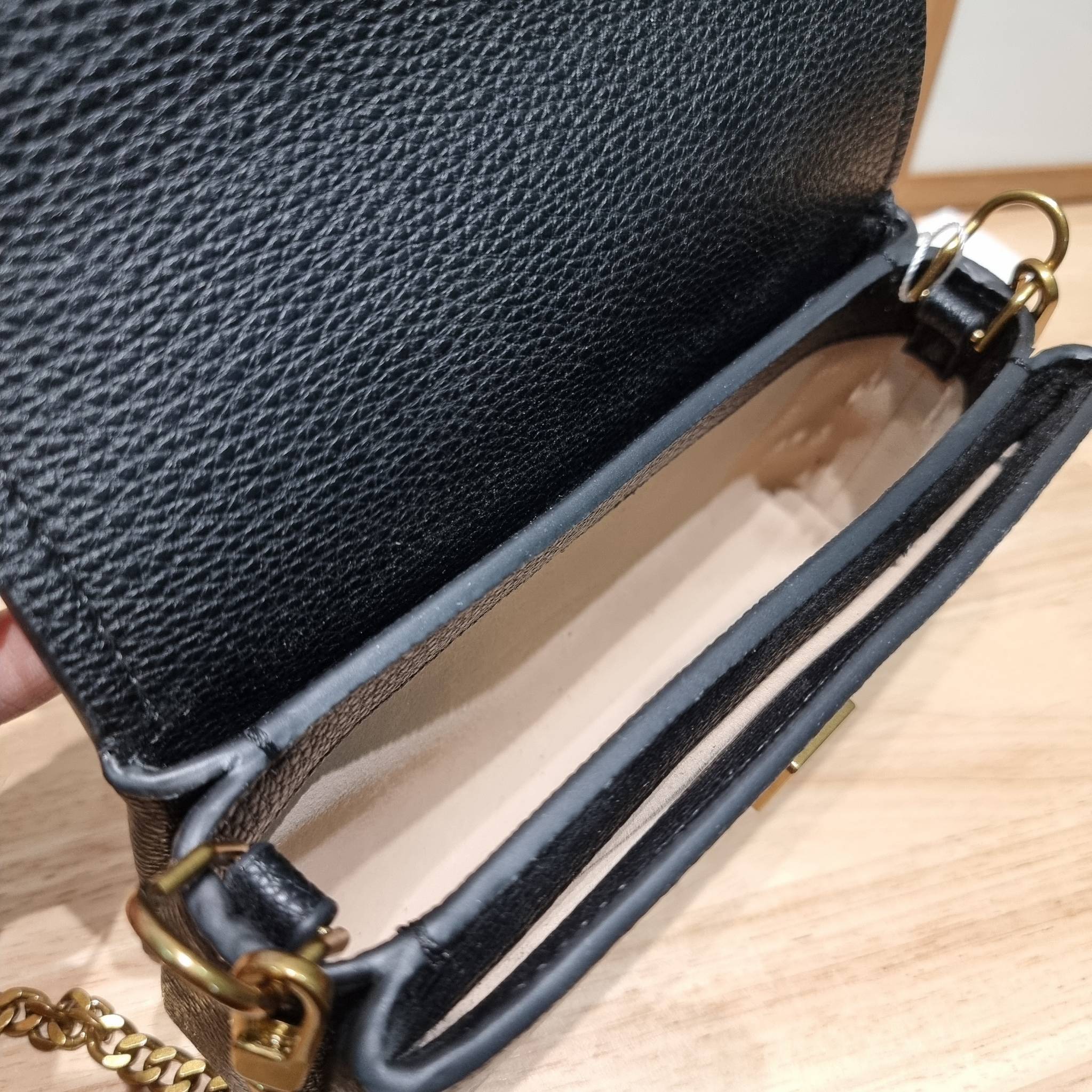 TORY BURCH LIMITED-EDITION MINI BAG รุ่นลิมิเต็ด ที่ sold out ไปแล้วหลายช็อป มีมาให้ช้อปที่นี่! กับกระเป๋าสะพายข้างทรงผู้ดี ไซส์มินิ ที่ผลิตมาในจำนวนจำกัด โดดเด่นด้วยอะไหล่ทองคลาสสิคหรูหรา และสายสะพายโซ่สลับหนัง ทำให้สะพายได้โดยไม่เจ็บไหล่