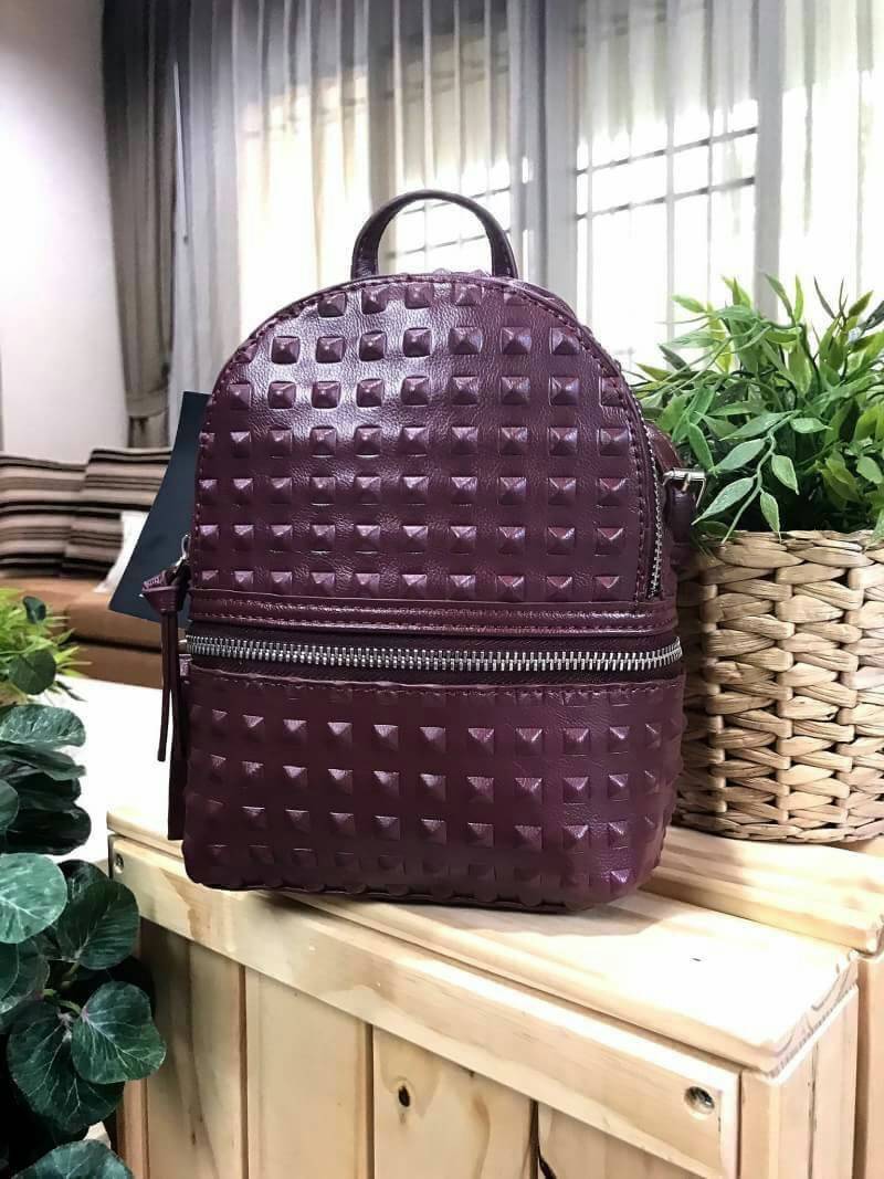 ZARA EMBOSSED STUDS MINI BACKPACK กระเป๋าสะพายเป้รุ่นใหม่ล่าสุดแบบชนช็อป ขนาดมินิน่ารัก วัสดุหนังขึ้นลายกราฟฟิกสวยเก๋ดูมีดีเทล เปิดปิดด้วยซิปรอบ ด้านหน้ามี1ช่องซิป มีช่องแบ่ง2ช่องเป็นสัดส่วน ภายในมีโลโก้และช่องใส่ของ สายสะพายหนังปรับระดับได้ ตัวจริงสวยดูด