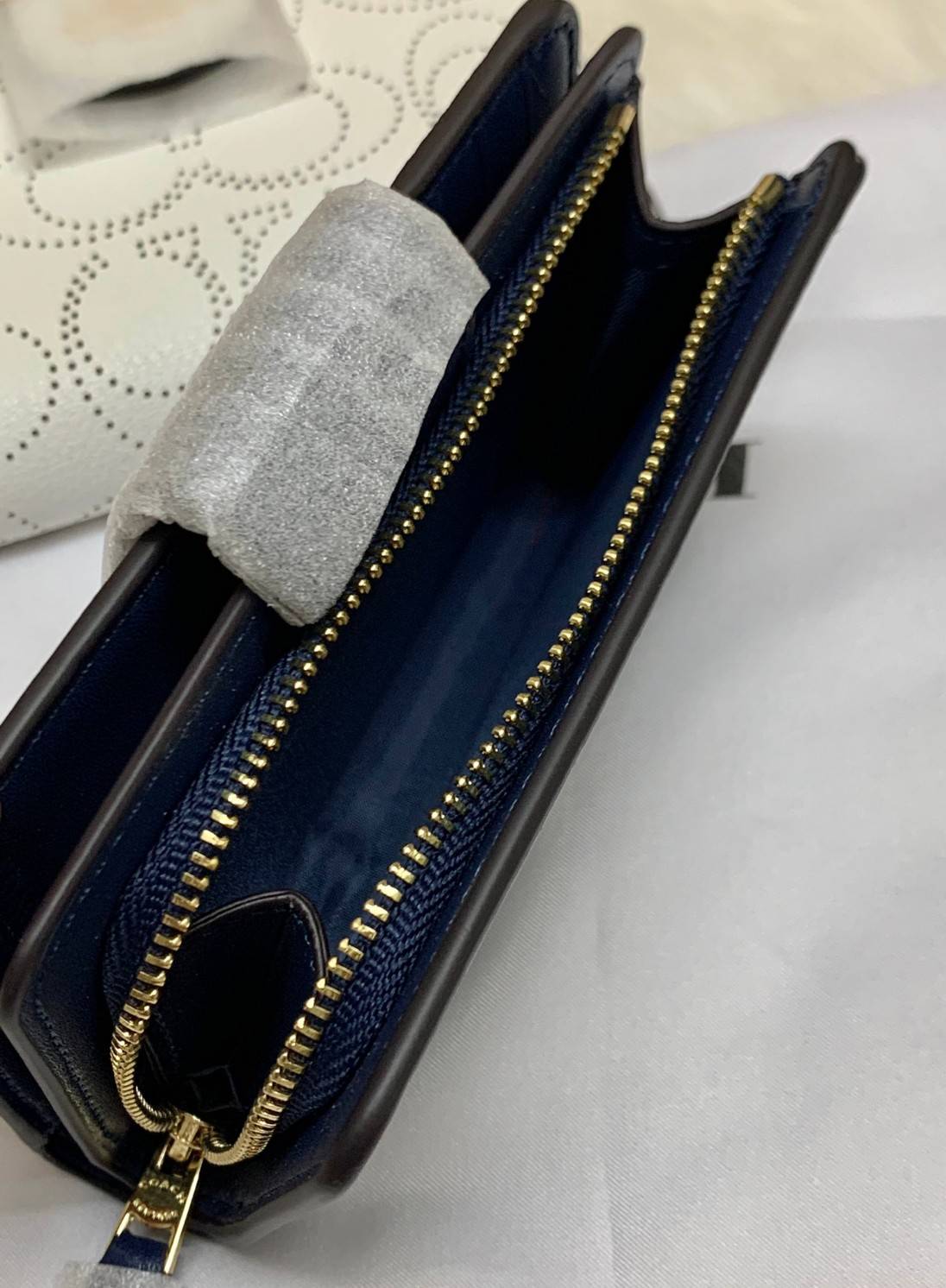 สวยมากๆ ห้ามพลาดเลยนะคะ! COACH MEDIUM CORNER ZIP WALLET IN SIGNATURE ((C4768)) พร้อมส่งค่ะ! กระเป๋าเงินใบขนาดกลางๆ กำลังดี หนังแท้ลายฉลุรูปตัวC ทั้งใบ สวยงามน่าใช้มากๆ ภายในมีช่องเสียบบัตรได้ถึง10ช่อง//ช่องใส่ธนบัตรหนึ่งข่องสามารถใส่แบงค์พันตามยาวได้เลยค่