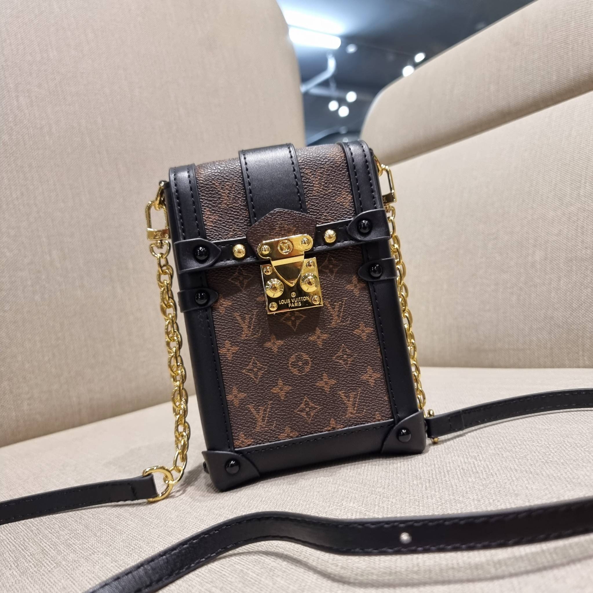 VIP 🥂 LV VERTICAL TRUNK POCHETTE ฮิตไอเท็มที่ใครๆก็อยากครอบครอง กระเป๋าทรงทรังค์ ยูนิเซ็กส์ที่ใช้ได้ทั้งชายและหญิง ด้วยดีไซน์คลาสสิคแฝงดีเทลความเป็นผู้ดี ทำให้ใบนี้ดูโดดเด่นและเป็นเอกลักษณ์ วัสดุหนังแคนวาสสลับหนังแท้ เปิด-ปิดด้วยอะไหล่แบบกดล็อค แน