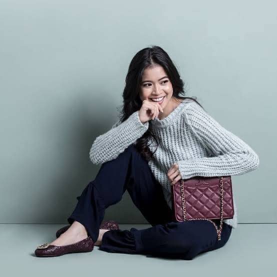 Tory Burch Savannah Convertible Shoulder Bag สาว ๆ ลุคสาวๆไม่ควรพลาด Collection นี้เลยนะคะ เป็นรุ่นที่ตอบโจทย์และครองใจสาว ๆ ได้อย่างแท้จริง เนื่องจากมีดีไซน์เรียบหรู โดยทางแบรนด์ได้ใช้เทคนิคการเย็บบนหนังเป็นลายเส้น (Chevron) ทำให้กระเป๋าดูมีราคามากยิ่งขึ