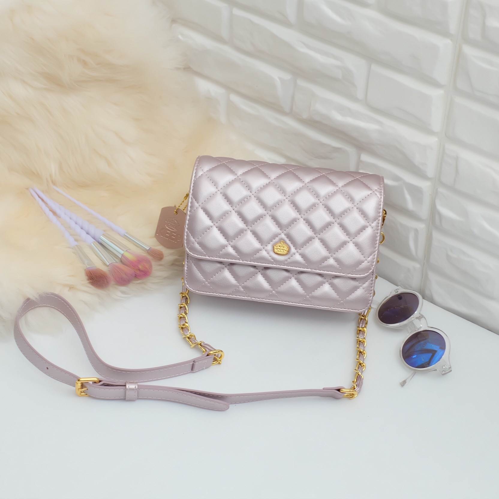 สีใหม่ล่าสุด ( Rose Gold ) ทรงขายดีที่สุด KEEP รุ่น Florence Flat bag สี Limited เฉพาะปีนี้เลยค่า ( จำนวนจำกัด ) ตัวกระเป๋าหนังแกะสังเคราะห์ ลายหนังสวยมากๆคะ นิ่ม-ตึง สุดๆ รุ่นนี้ จะมี 2 ขนาด คือ mini และ classic ไซด์